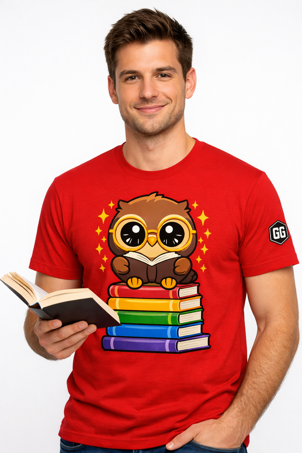 model:10:m | Bookworm Owl T-Shirt – Modelfoto in Rot – Mann