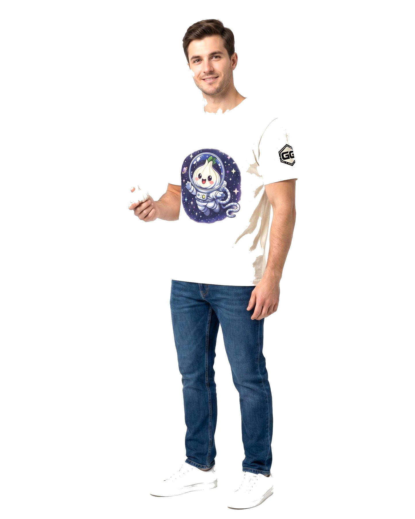 model:4:m | Knoblauch Astronaut T-Shirt – Modellfoto in Naturweiß – Mann