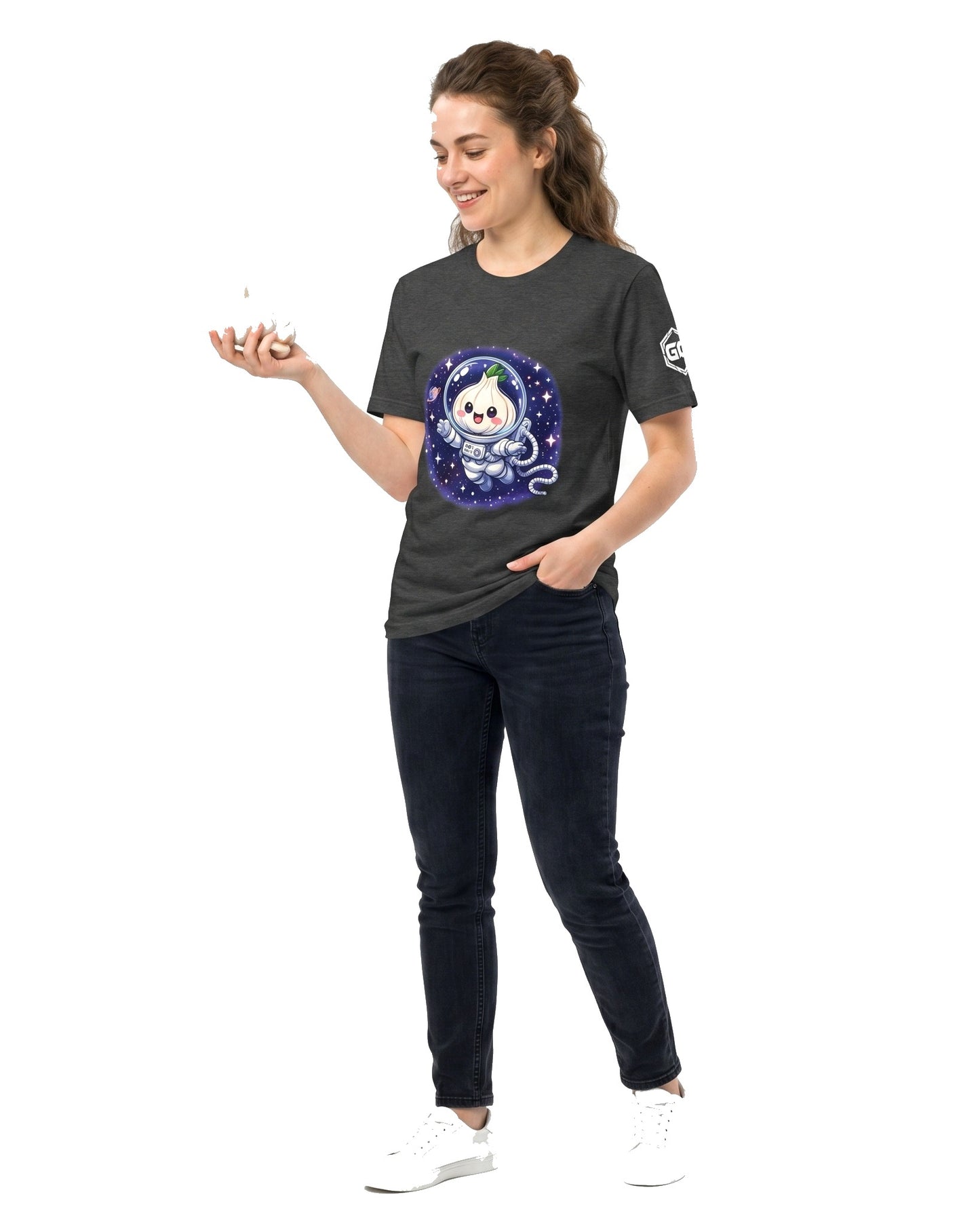 model:6:f | Knoblauch Astronaut T-Shirt – Modellfoto in Dunkelgrau Meliert – Frau