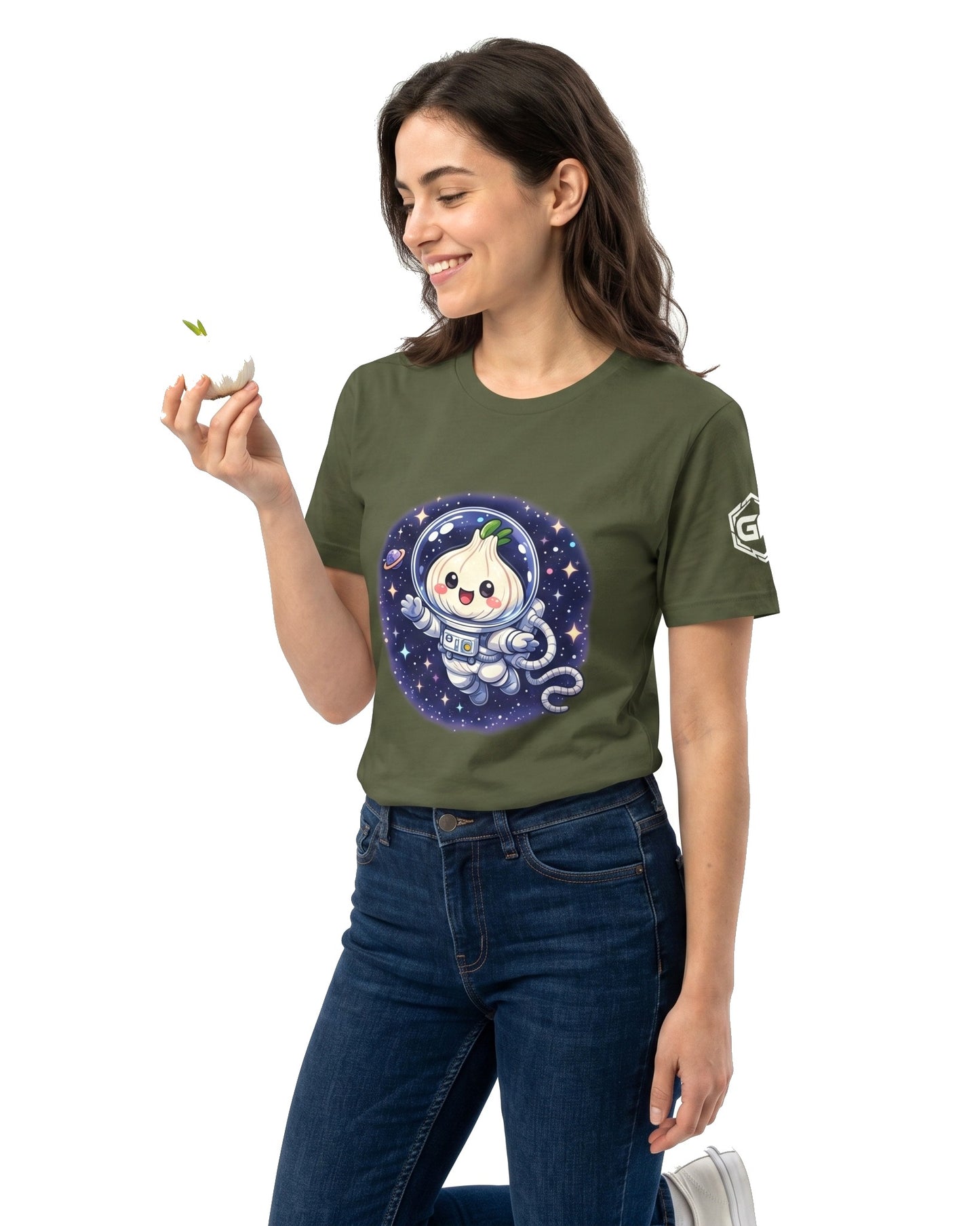 model:5:f | Knoblauch Astronaut T-Shirt – Modellfoto in Militärgrün – Frau