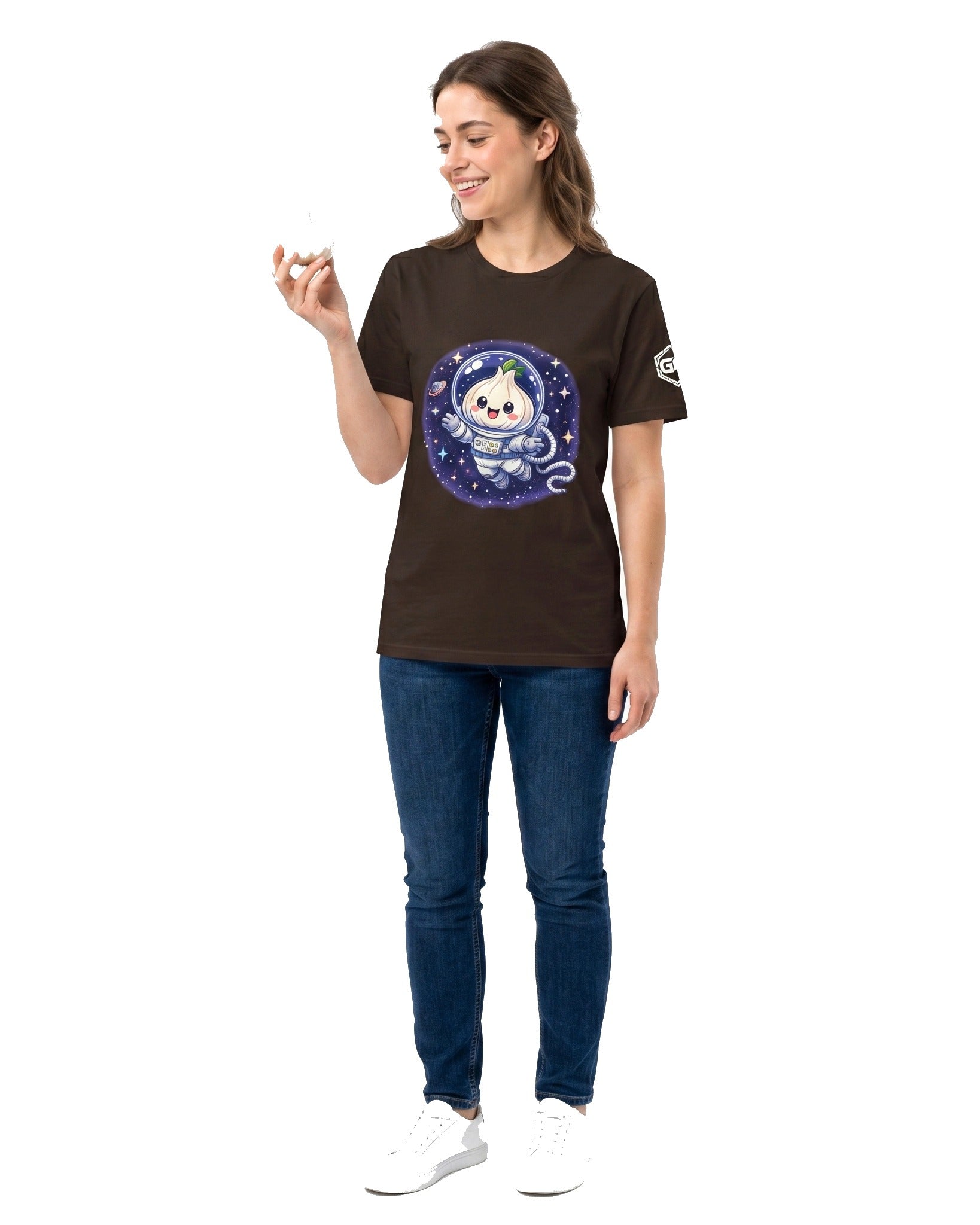 model:3:f | Knoblauch Astronaut T-Shirt – Modellfoto in Dunkelbraun – Frau
