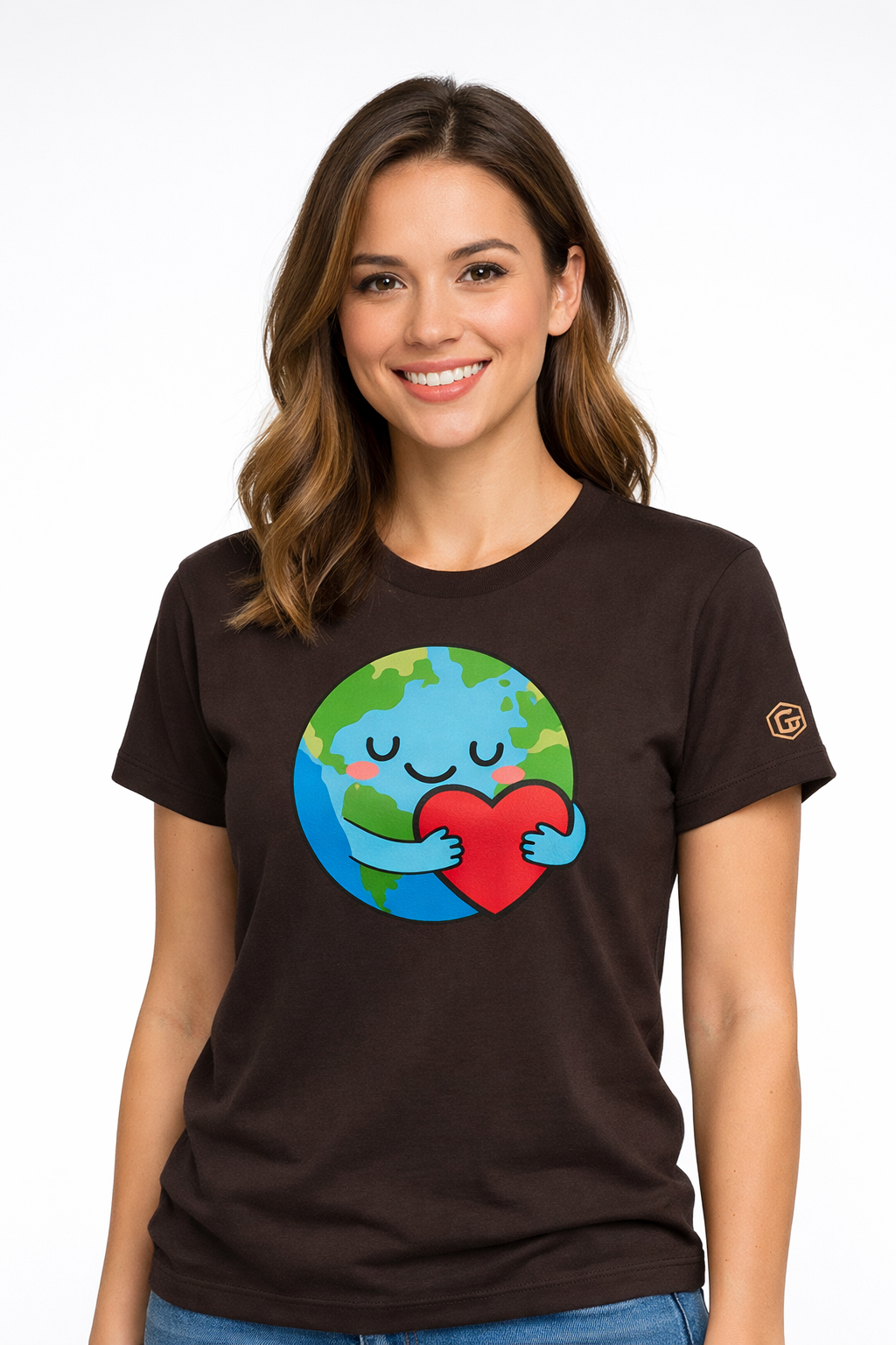 model:3:f | Erde Umarmt Herz – Unisex T-Shirt – Modelfoto in Dunkelbraun – Frau