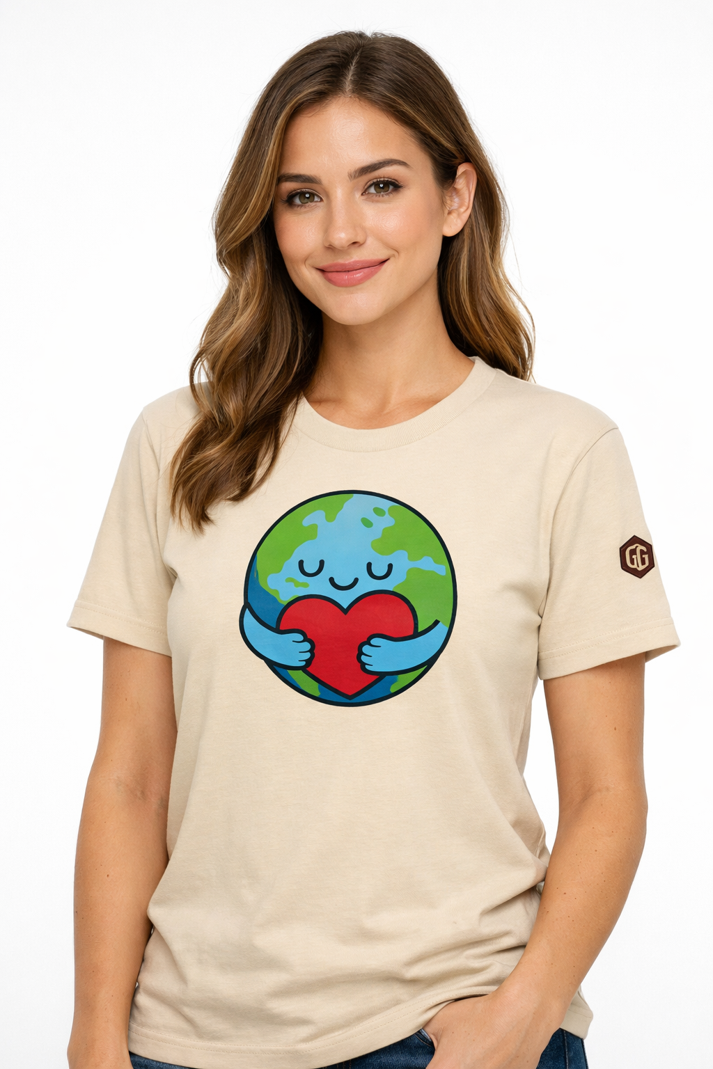 model:4:f | Erde Umarmt Herz – Unisex T-Shirt – Modelfoto in Natur – Frau