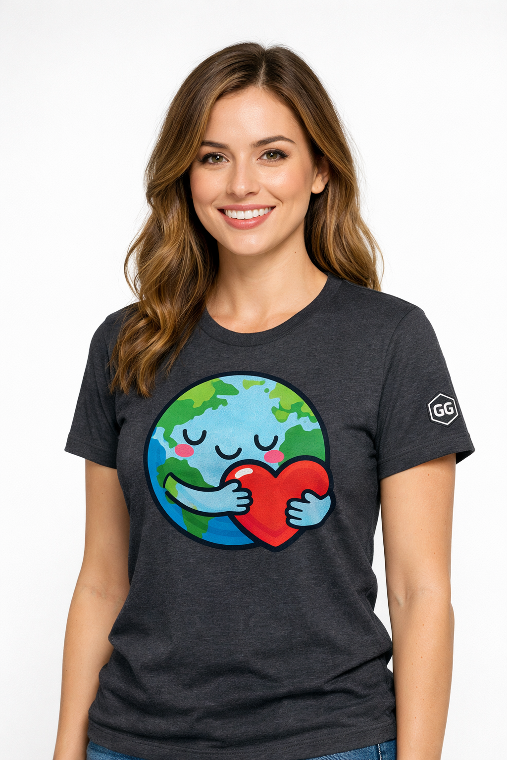 model:6:f | Erde Umarmt Herz – Unisex T-Shirt – Modelfoto in Dunkelmeliert – Frau
