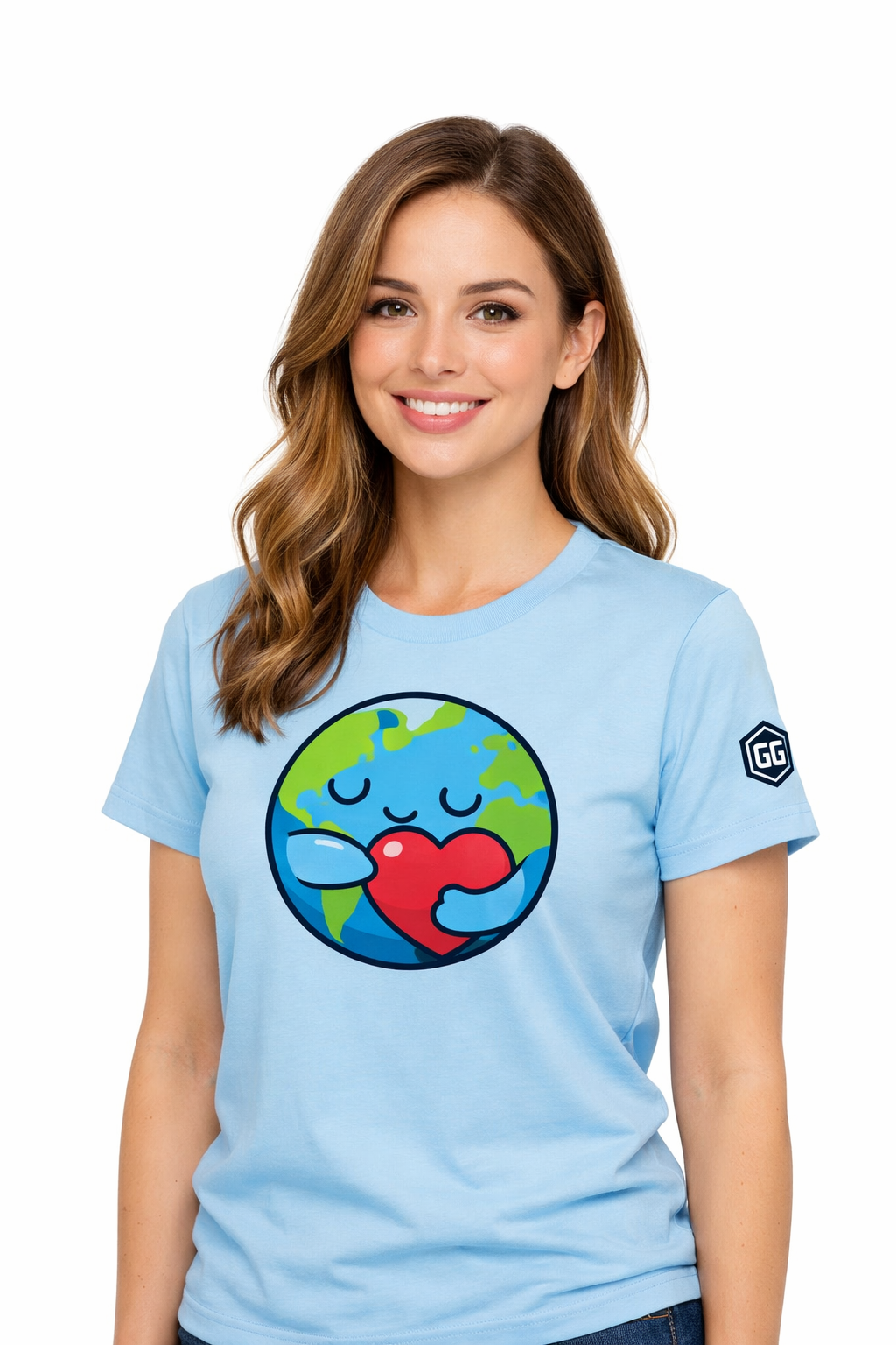 model:7:f | Erde Umarmt Herz – Unisex T-Shirt – Modelfoto in Hellblau – Frau