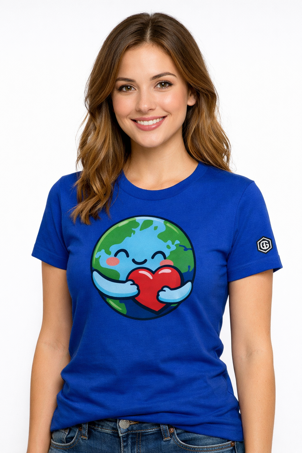 model:8:f | Erde Umarmt Herz – Unisex T-Shirt – Modelfoto in Royalblau – Frau