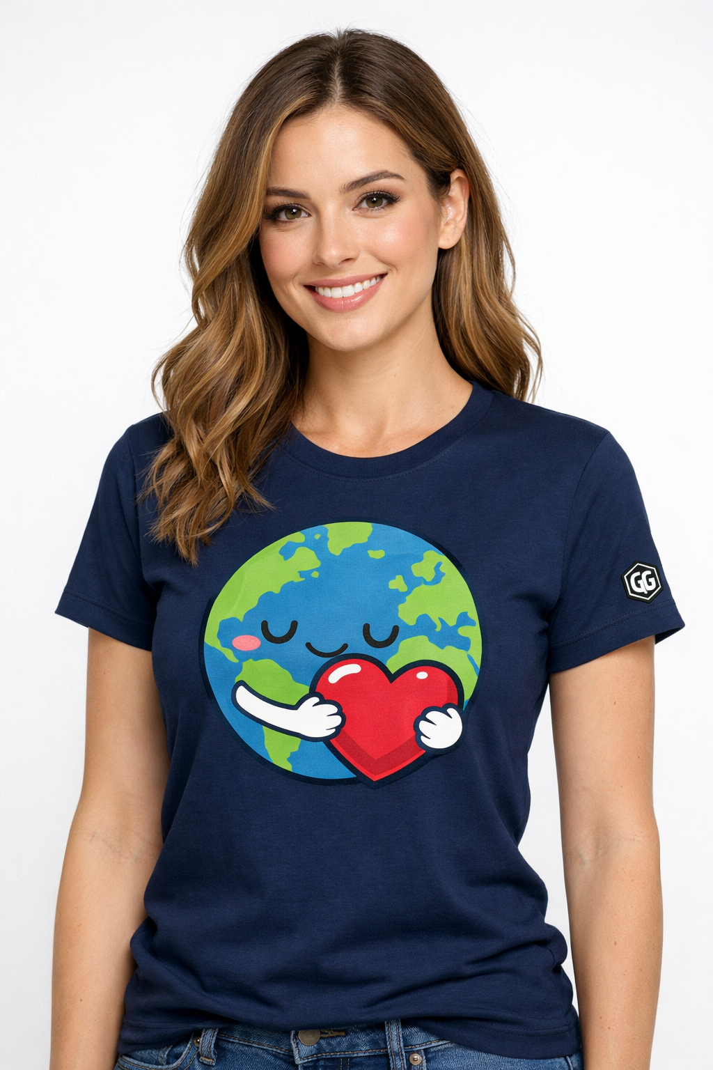 model:9:f | Erde Umarmt Herz – Unisex T-Shirt – Modelfoto in Navy – Frau