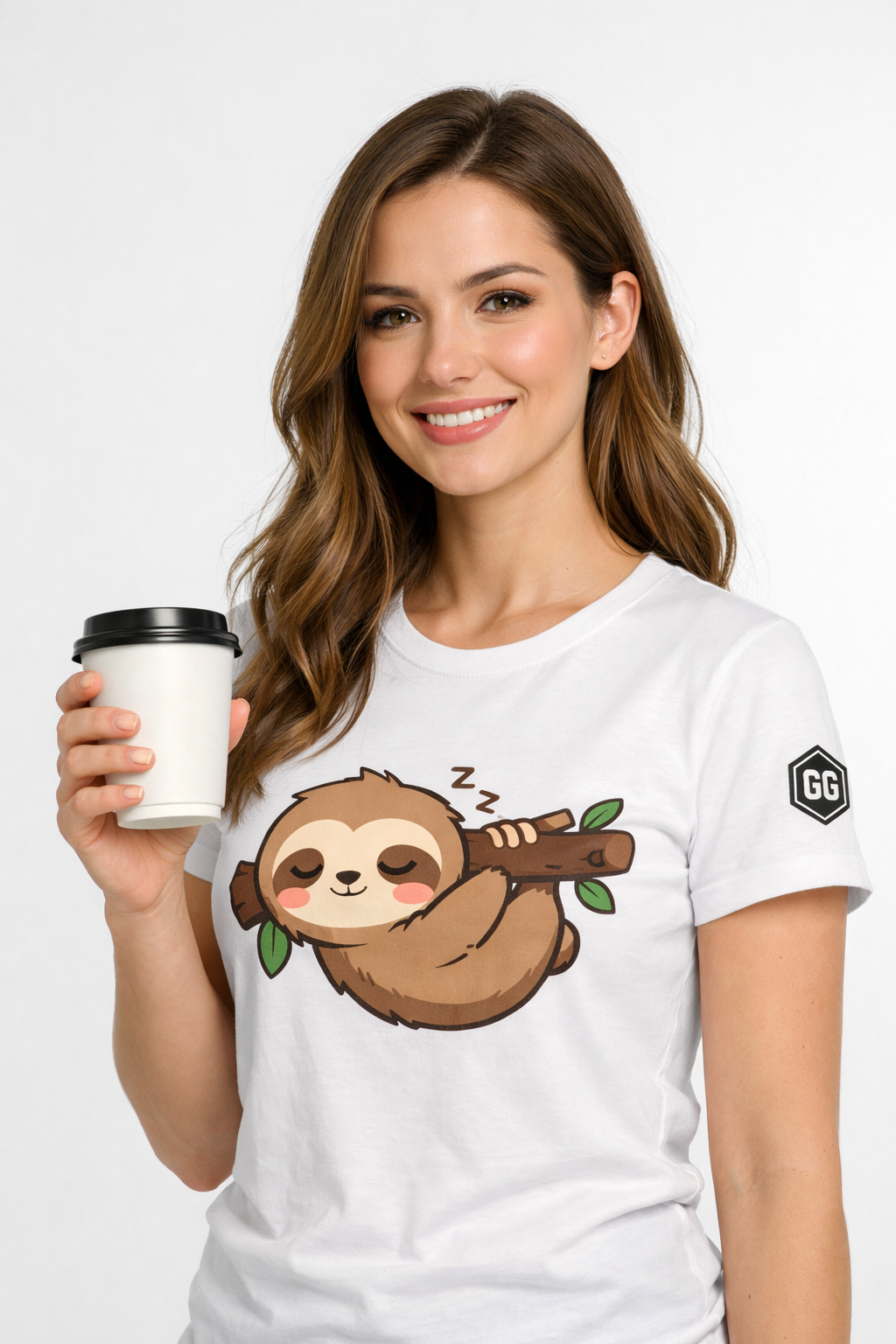 model:0:f | Faultier & Kaffee – Unisex T-Shirt – Modelfoto in Weiß – Frau