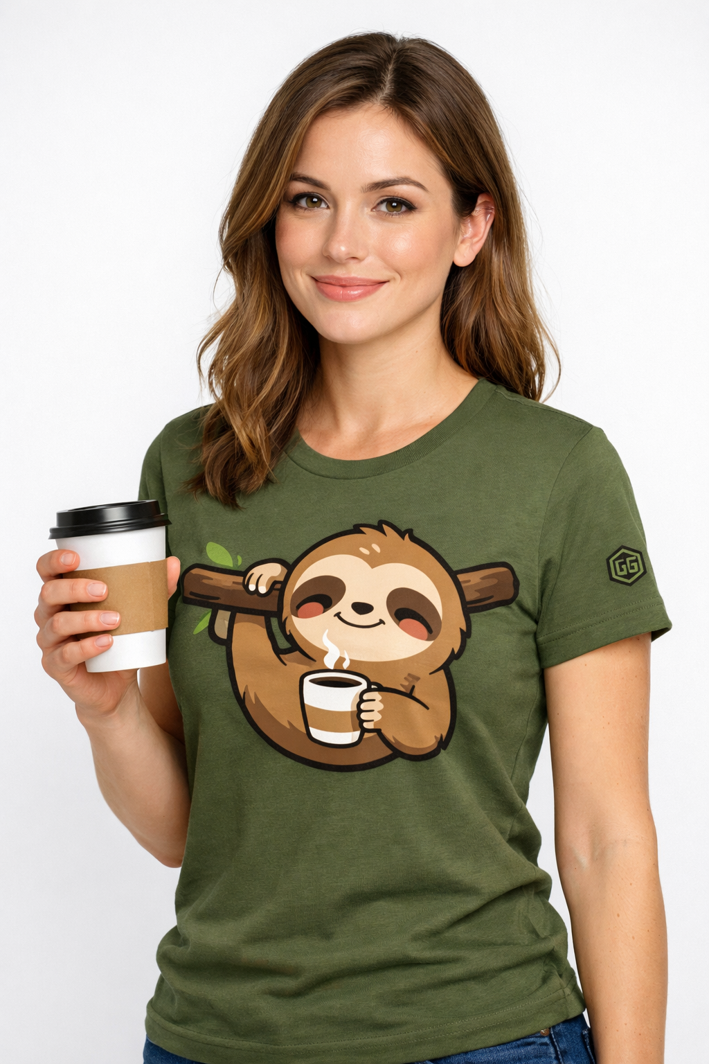 model:5:f | Faultier & Kaffee – Unisex T-Shirt – Modelfoto in Militärgrün – Frau