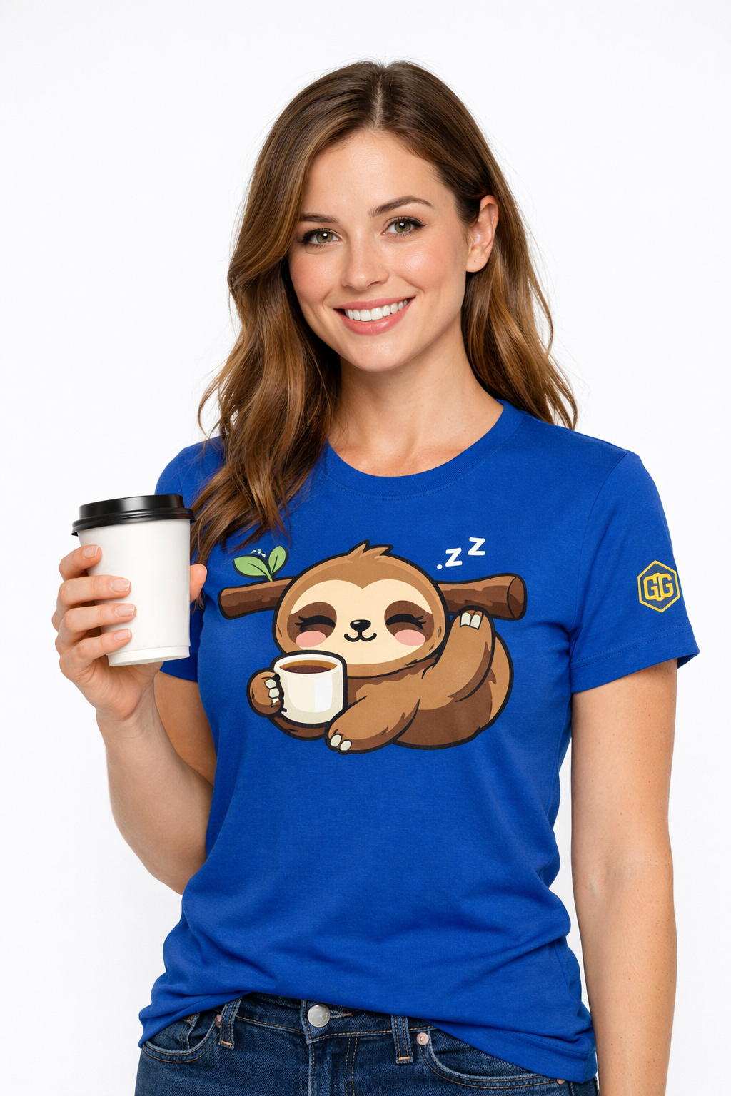 model:8:f | Faultier & Kaffee – Unisex T-Shirt – Modelfoto in Royalblau – Frau