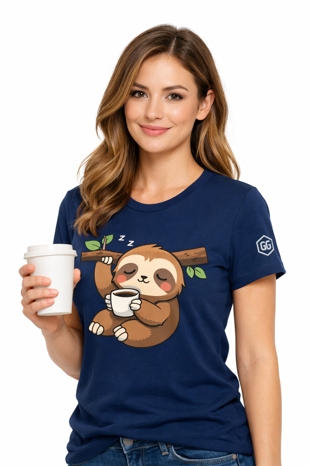 model:9:f | Faultier & Kaffee – Unisex T-Shirt – Modelfoto in Navy – Frau