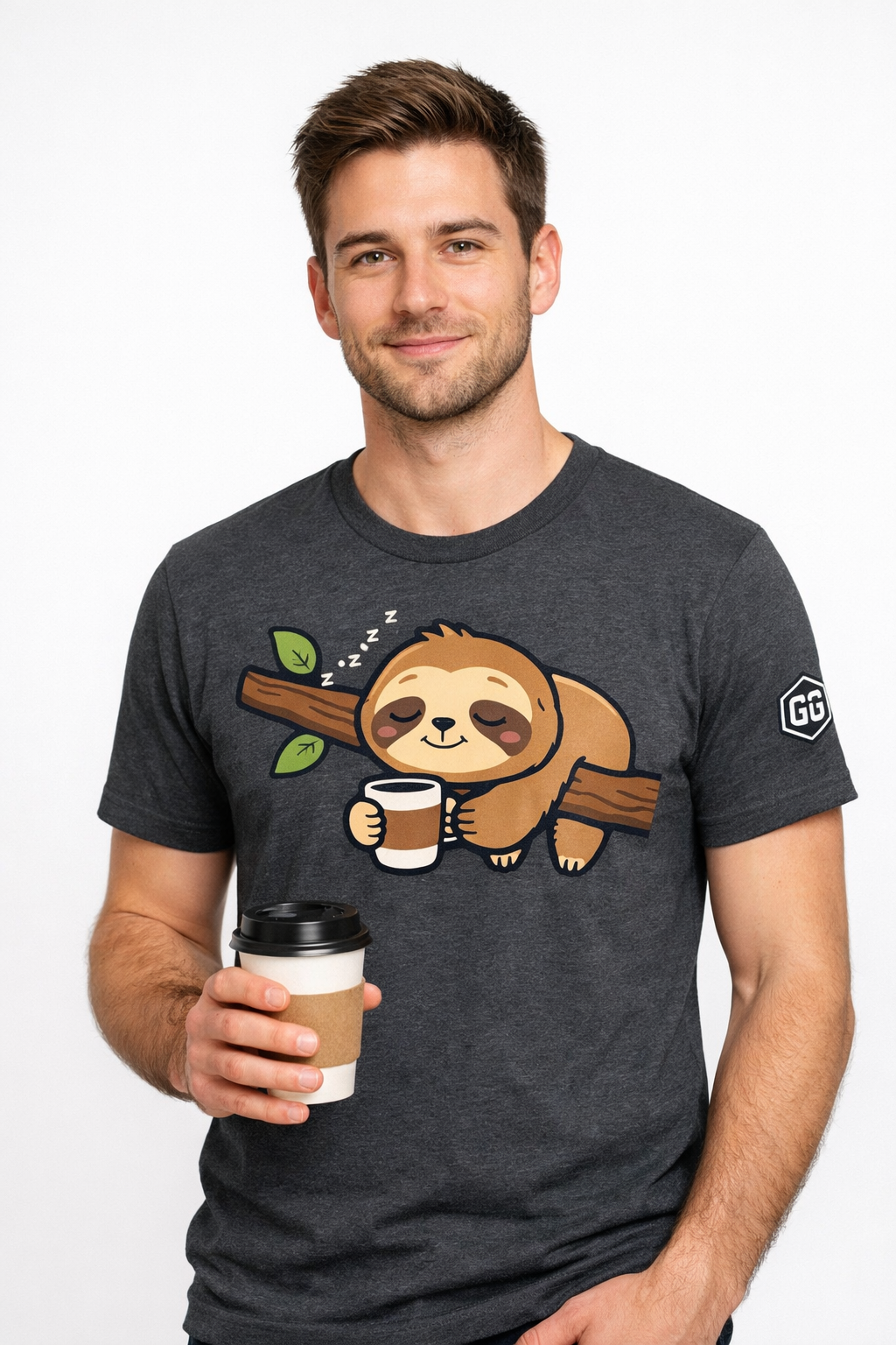 model:6:m | Faultier & Kaffee – Unisex T-Shirt – Modelfoto in Dunkelmeliert – Mann