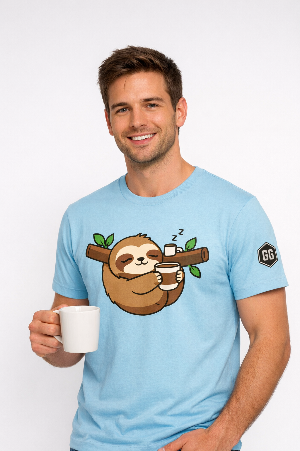 model:7:m | Faultier & Kaffee – Unisex T-Shirt – Modelfoto in Hellblau – Mann