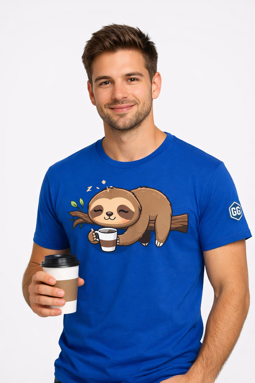model:8:m | Faultier & Kaffee – Unisex T-Shirt – Modelfoto in Royalblau – Mann