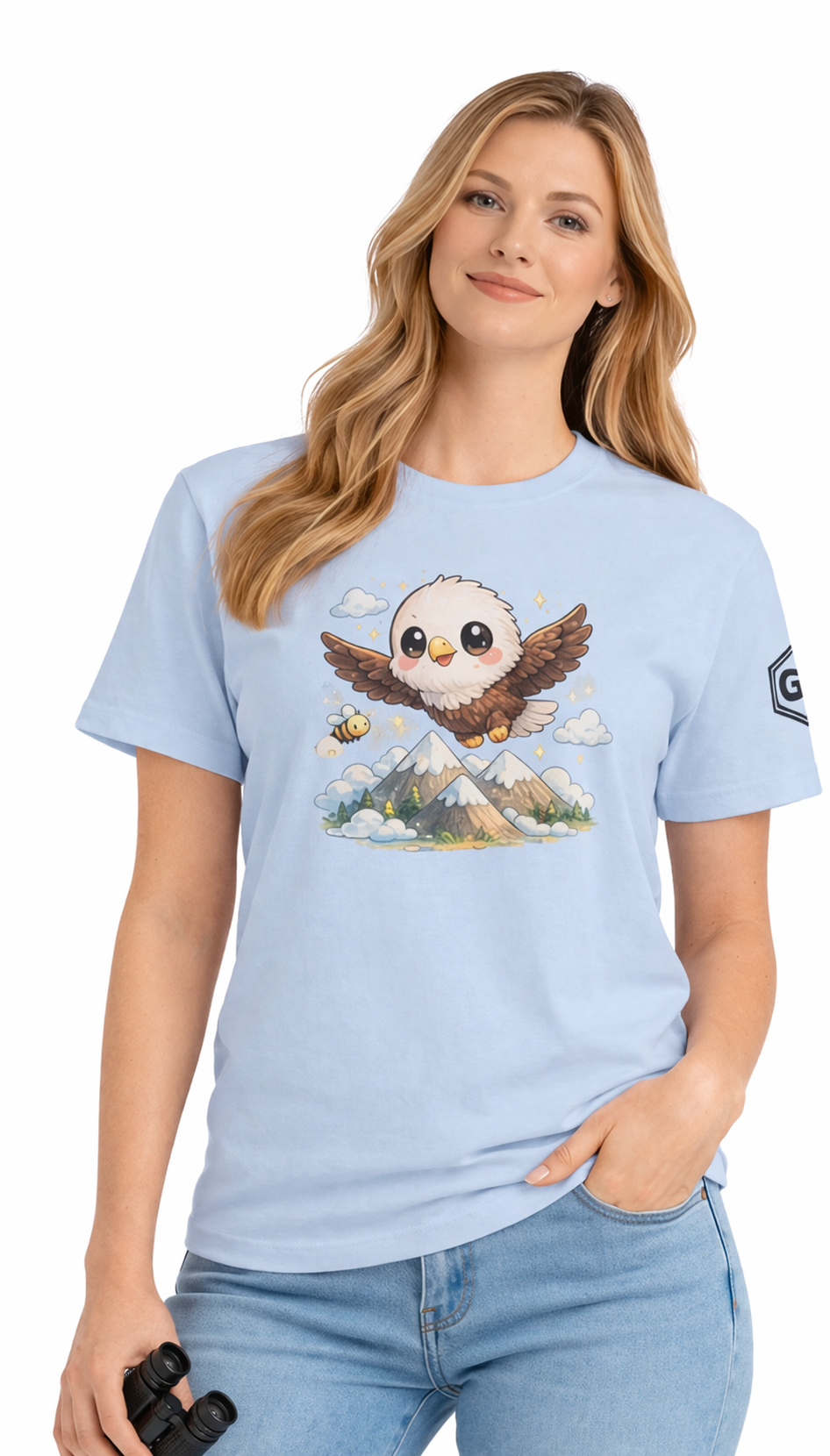 model:7:f | Eagle on the Mountain T-Shirt – Modelfoto in Hellblau – Frau