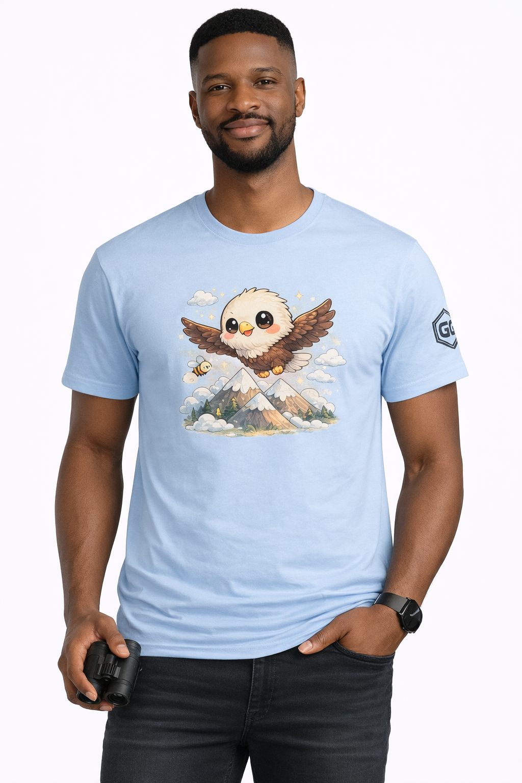 model:7:m | Eagle on the Mountain T-Shirt – Modelfoto in Hellblau – Mann