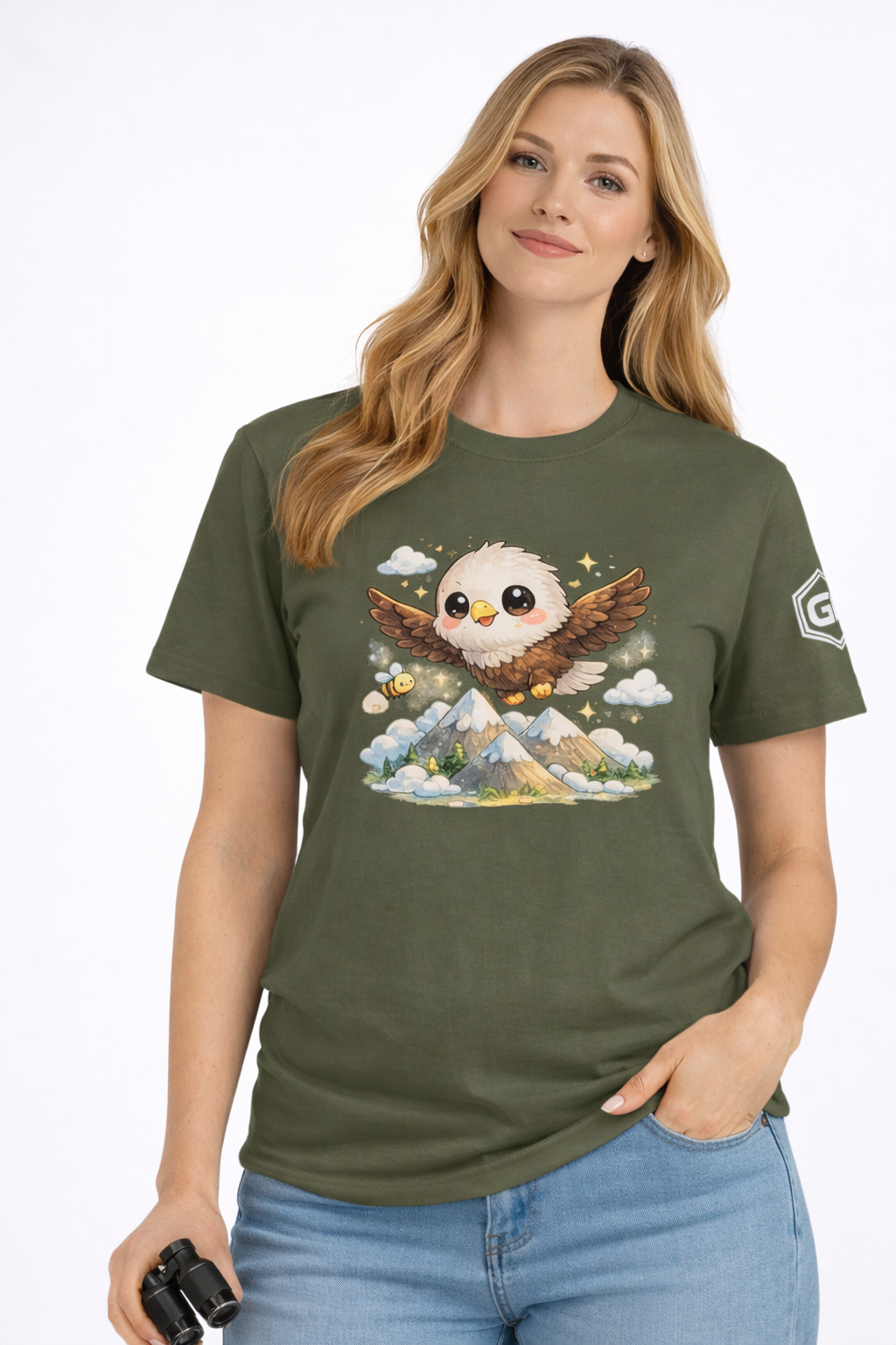 model:5:f | Eagle on the Mountain T-Shirt – Modelfoto in Militärgrün – Frau