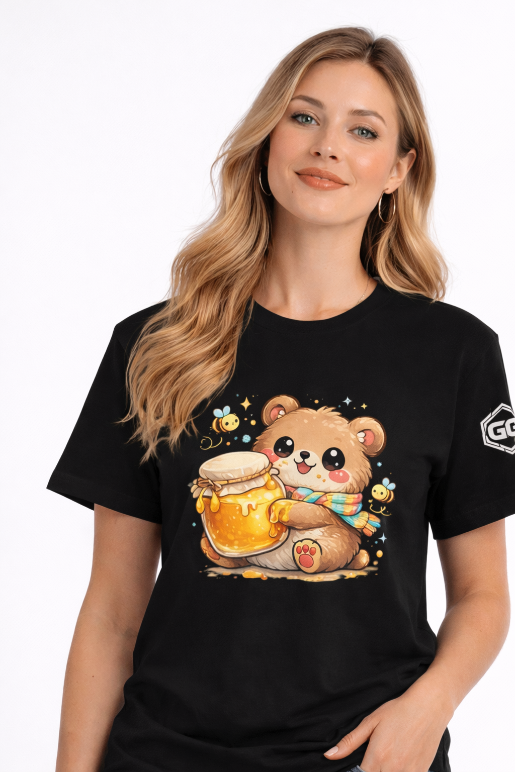 model:1:f | Bear & Honey T-Shirt – Modelfoto in Schwarz – Frau