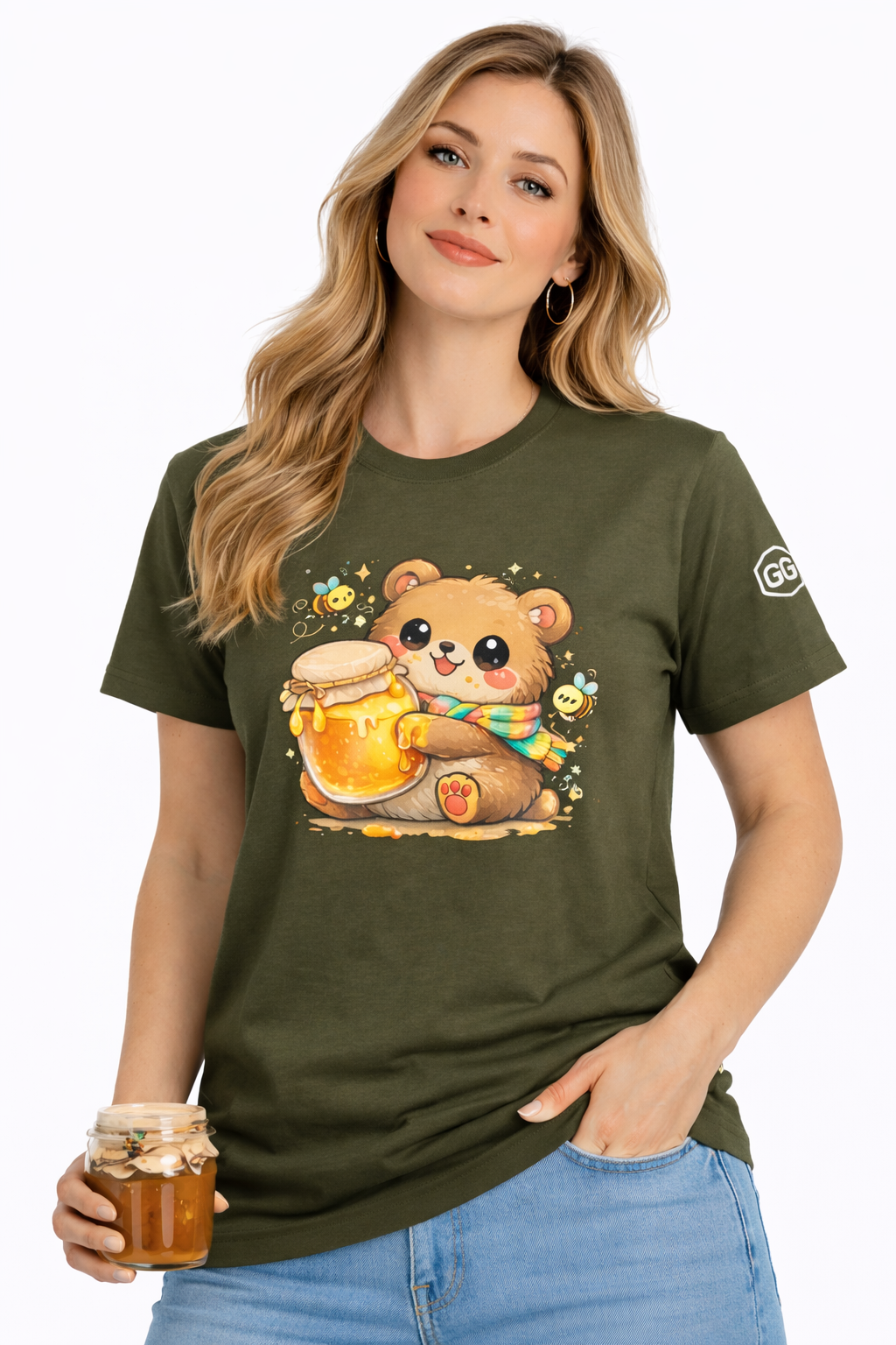 model:5:f | Bear & Honey T-Shirt – Modelfoto in Militärgrün – Frau
