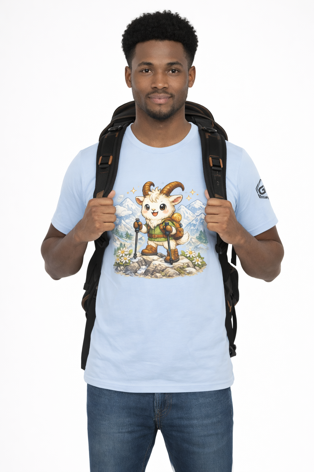 model:7:m | Bergziege T-Shirt – Modelfoto in Hellblau – Mann