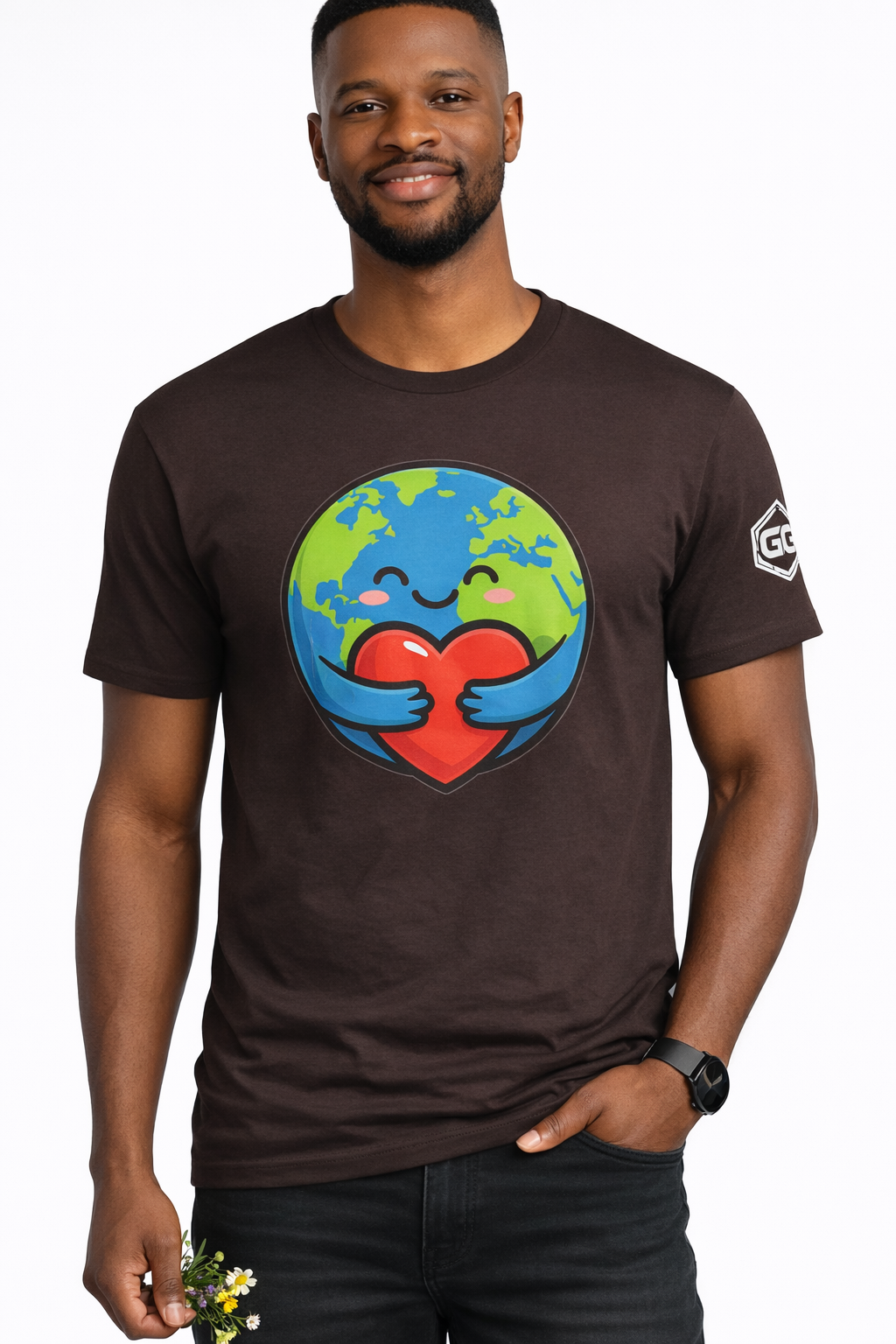 model:3:m | Erde Umarmt Herz – Unisex T-Shirt – Modelfoto in Dunkelbraun – Mann