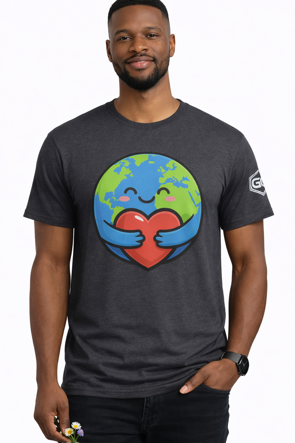 model:6:m | Erde Umarmt Herz – Unisex T-Shirt – Modelfoto in Dunkelmeliert – Mann
