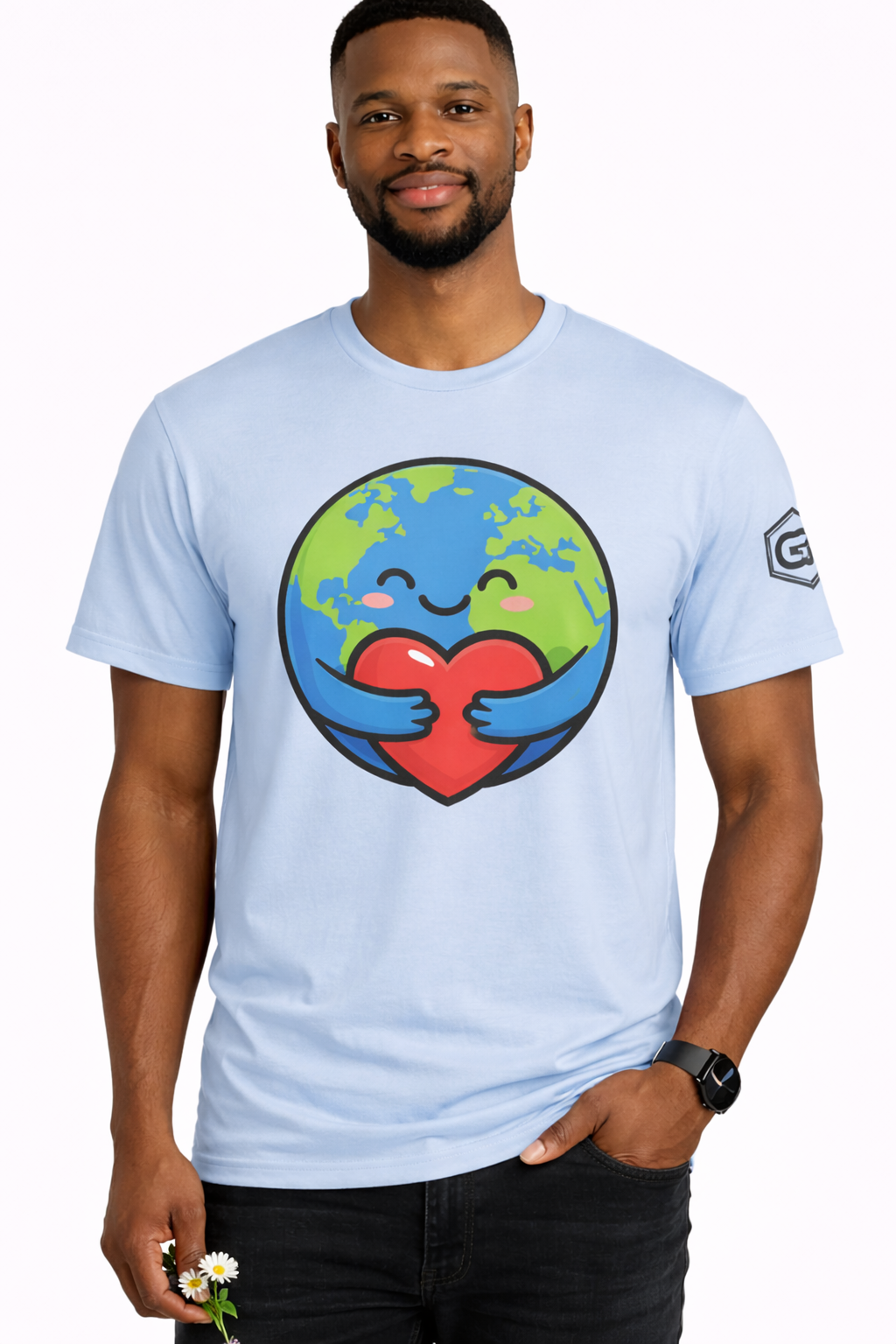 model:7:m | Erde Umarmt Herz – Unisex T-Shirt – Modelfoto in Hellblau – Mann