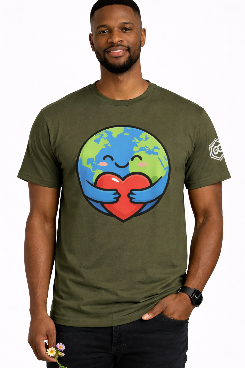 model:5:m | Erde Umarmt Herz – Unisex T-Shirt – Modelfoto in Militärgrün – Mann