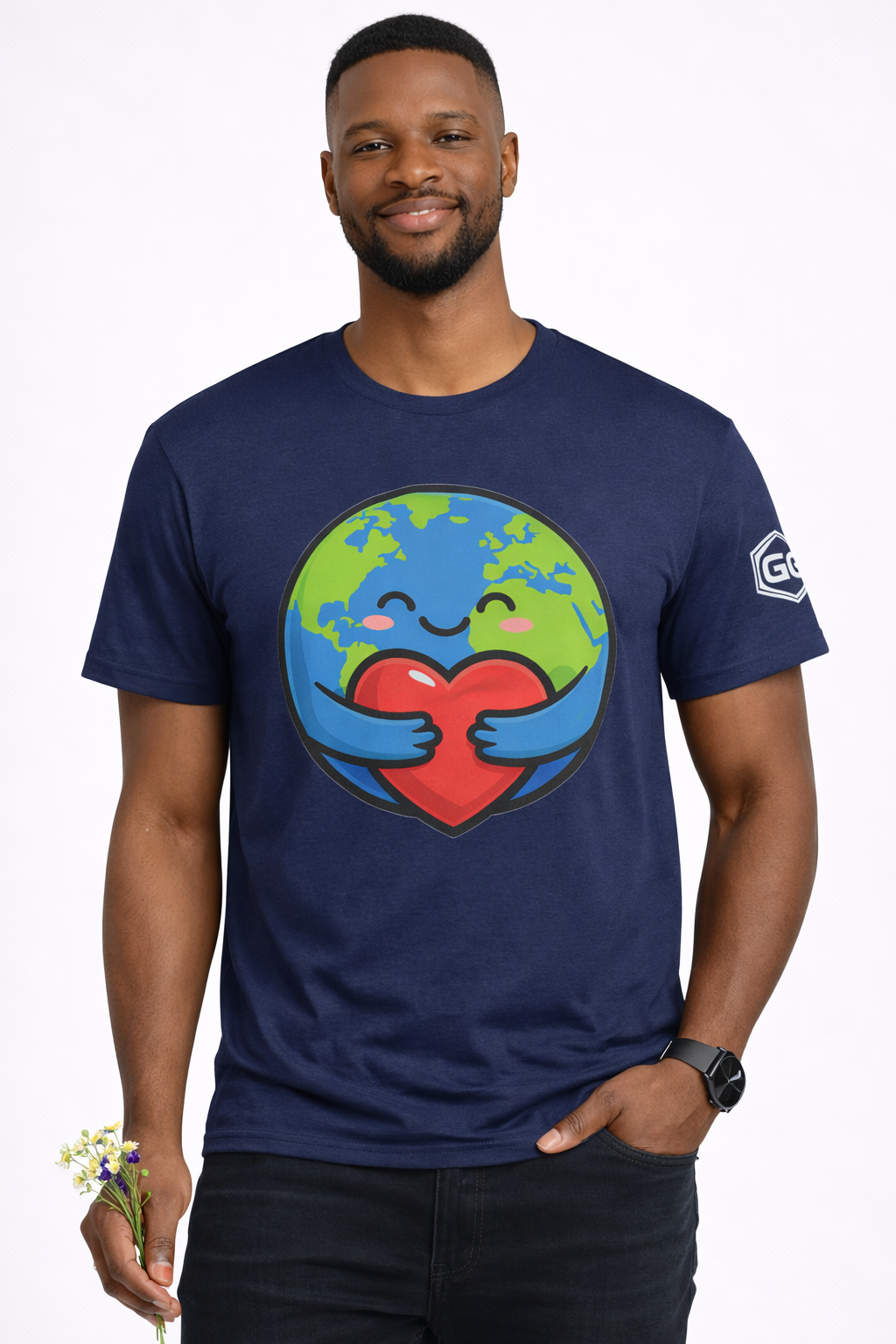 model:9:m | Erde Umarmt Herz – Unisex T-Shirt – Modelfoto in Navy – Mann