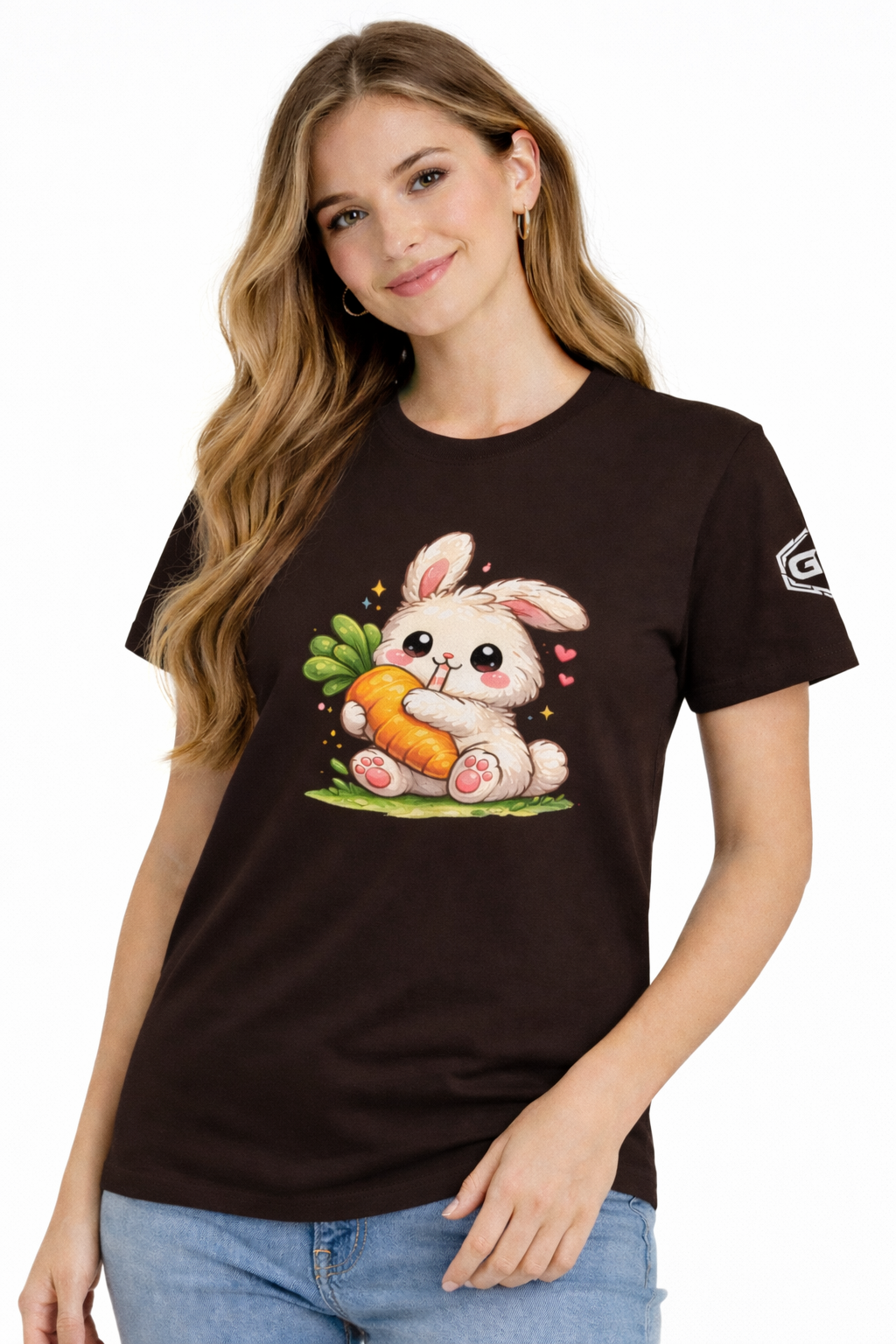 model:3:f | Bunny & Carrot T-Shirt – Modelfoto in Dunkelbraun – Frau