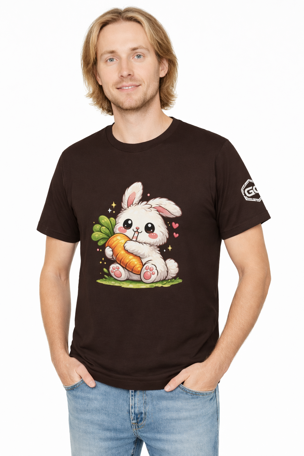 model:3:m | Bunny & Carrot T-Shirt – Modelfoto in Dunkelbraun – Mann