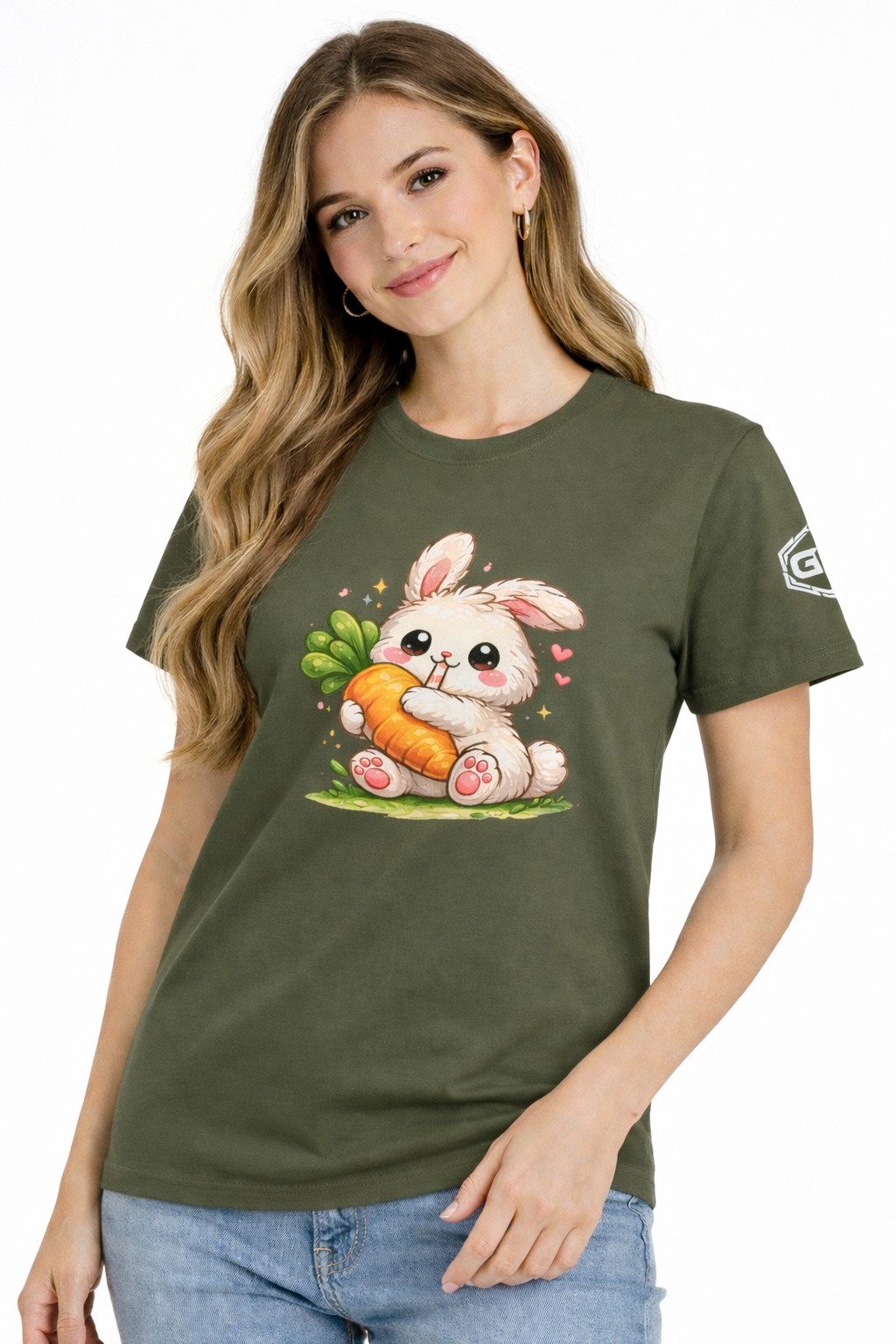 model:5:f | Bunny & Carrot T-Shirt – Modelfoto in Militärgrün – Frau