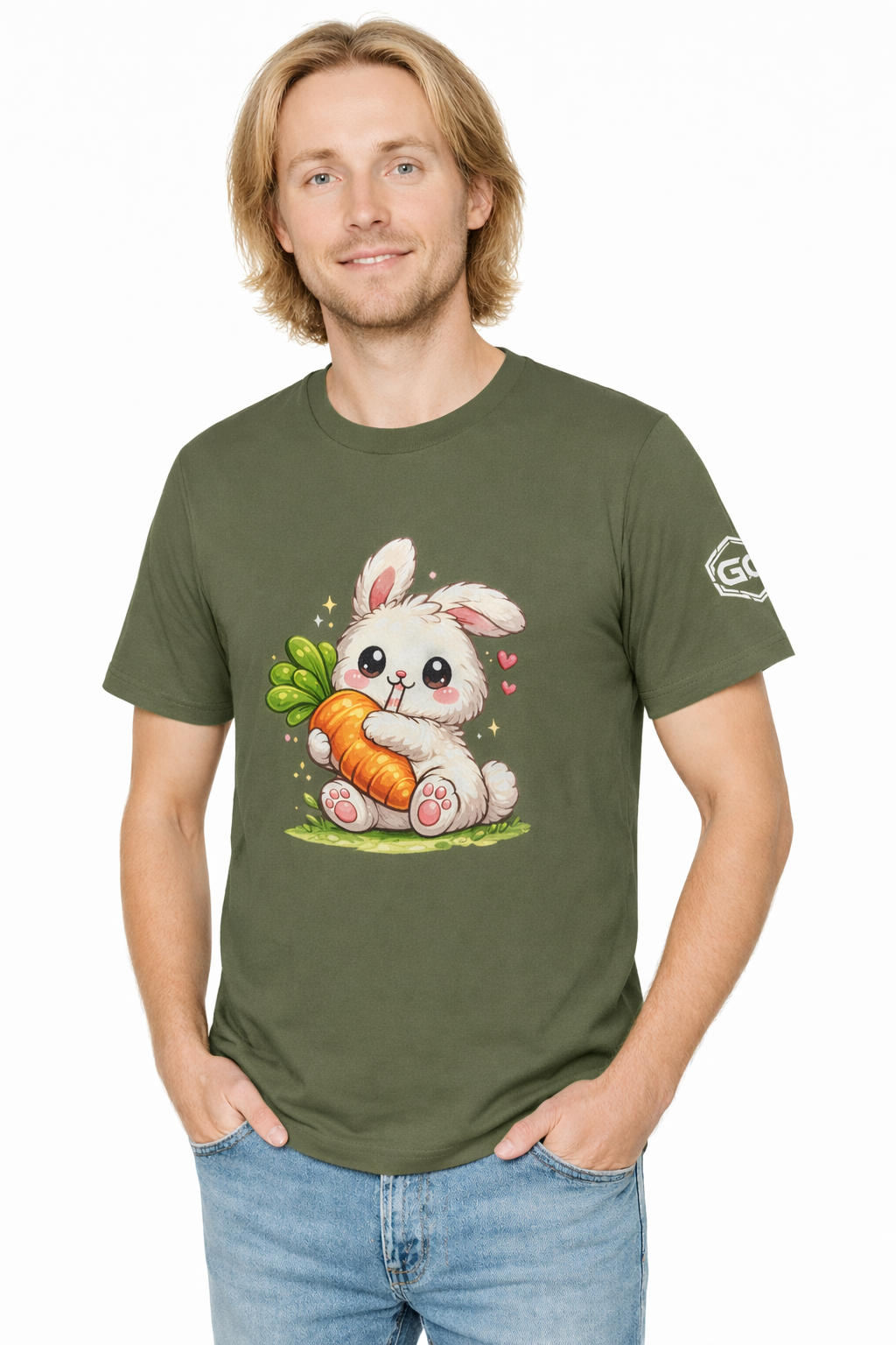 model:5:m | Bunny & Carrot T-Shirt – Modelfoto in Militärgrün – Mann