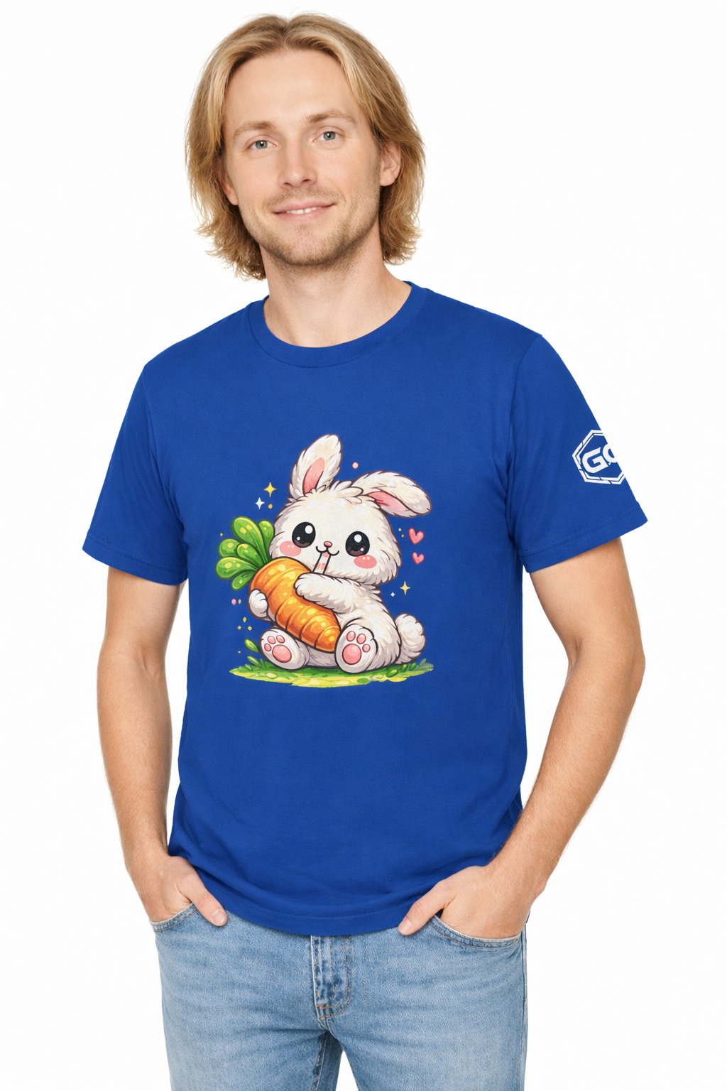 model:8:m | Bunny & Carrot T-Shirt – Modelfoto in Royalblau – Mann