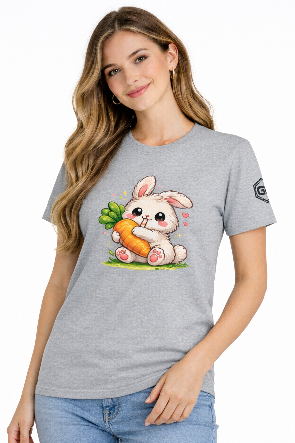 model:2:f | Bunny & Carrot T-Shirt – Modelfoto in Sportgrau – Frau