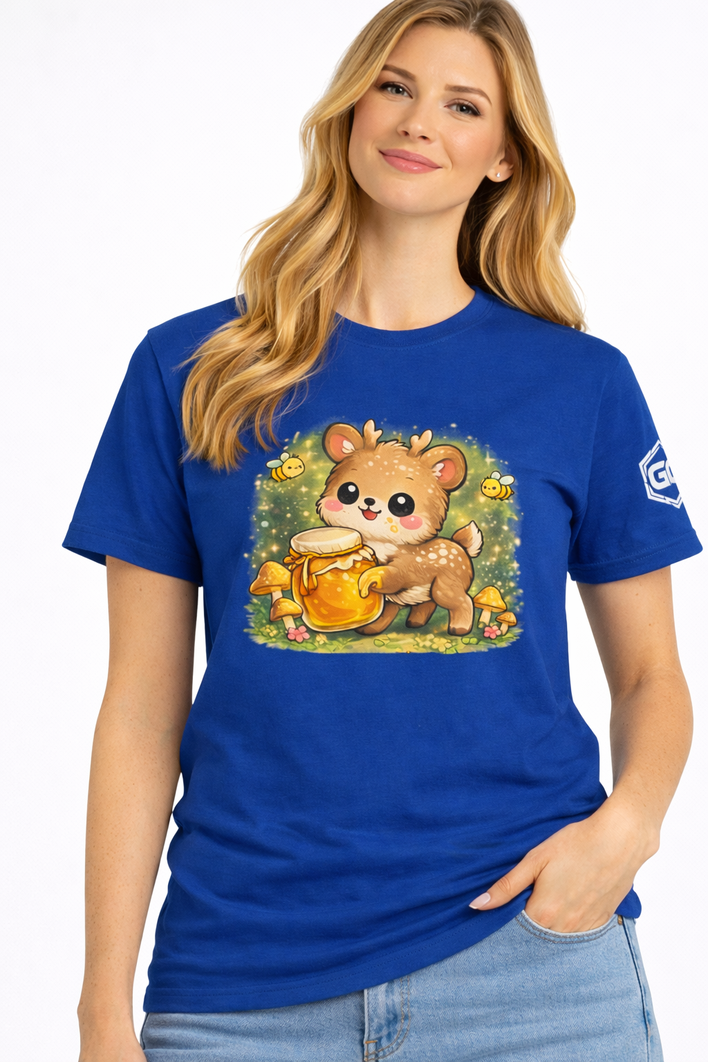 model:8:f | Deer in the Forest T-Shirt – Modelfoto in Royalblau – Frau