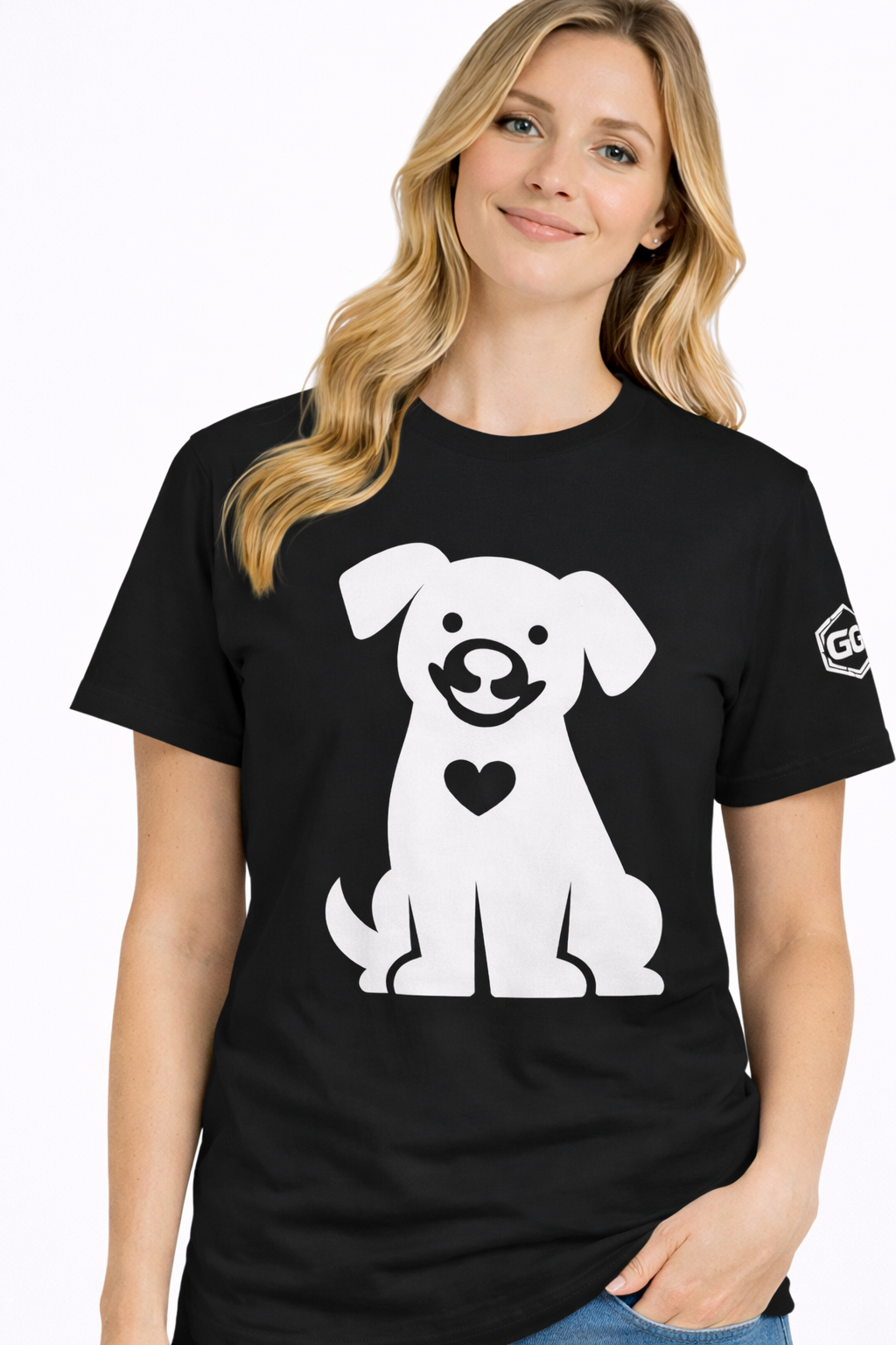 model:1:f | Hund umarmt Herz – Unisex T-Shirt – Modelfoto in Schwarz – Frau
