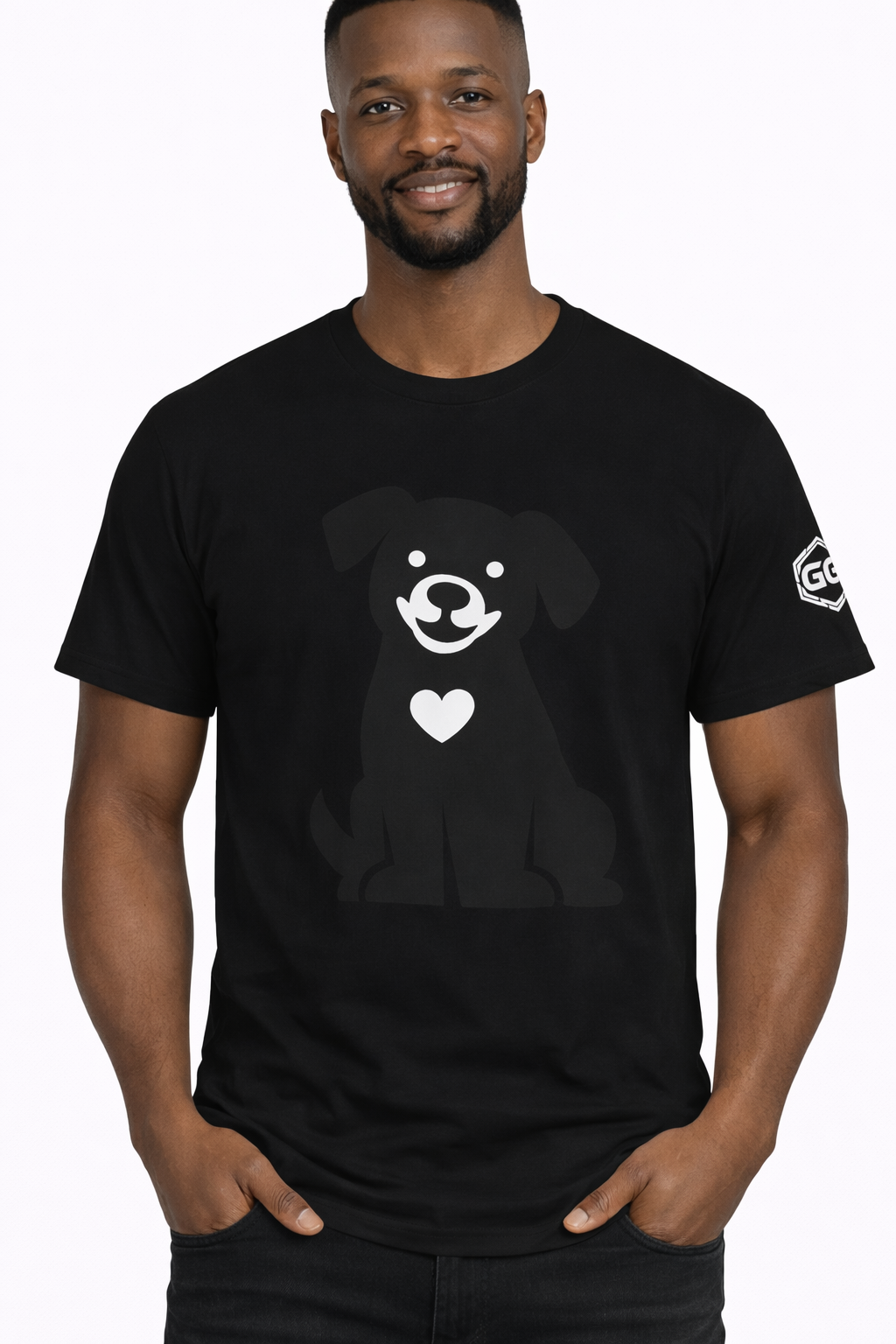 model:1:m | Hund umarmt Herz – Unisex T-Shirt – Modelfoto in Schwarz – Mann