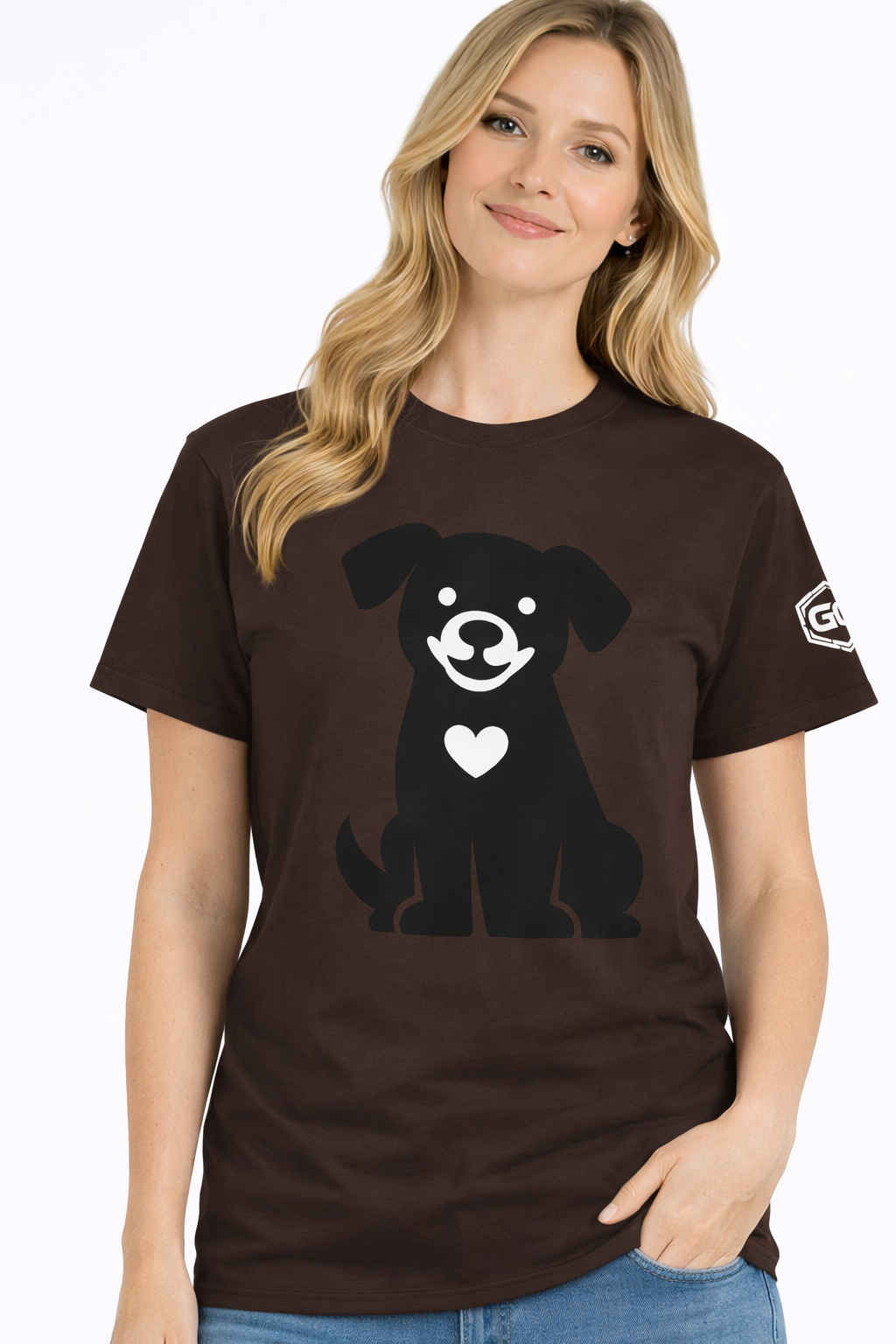 model:3:f | Hund umarmt Herz – Unisex T-Shirt – Modelfoto in Dunkelbraun – Frau