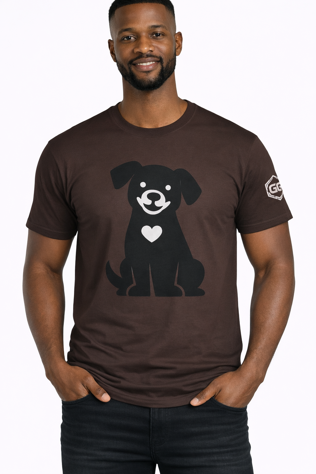 model:3:m | Hund umarmt Herz – Unisex T-Shirt – Modelfoto in Dunkelbraun – Mann