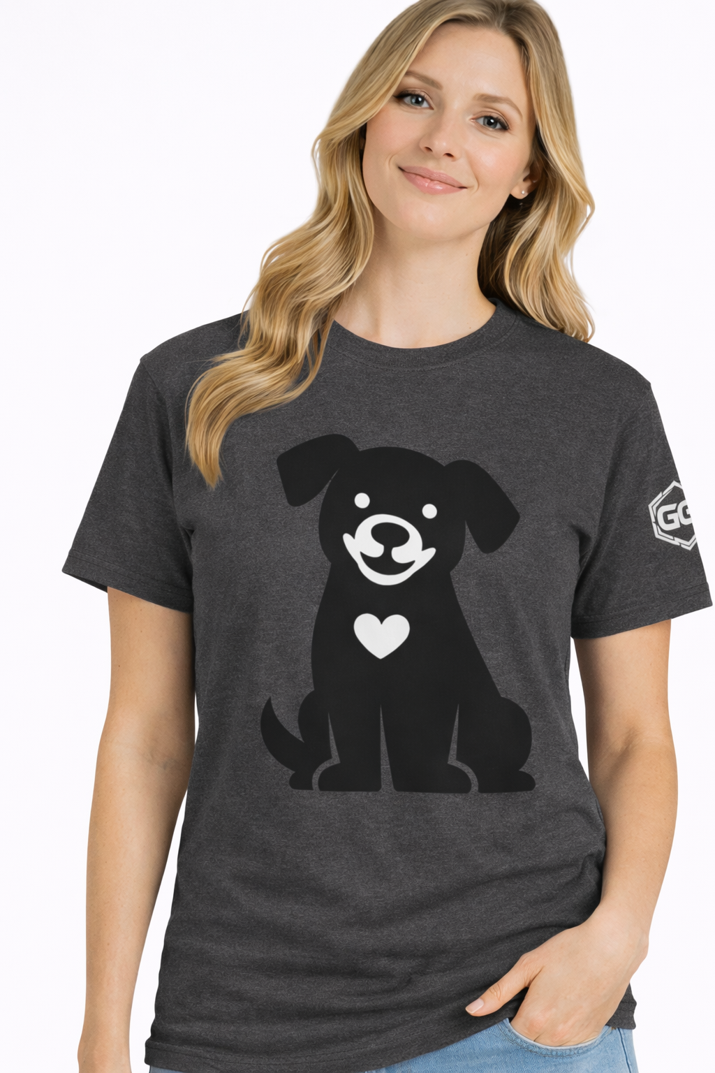 model:6:f | Hund umarmt Herz – Unisex T-Shirt – Modelfoto in Dunkelmeliert – Frau