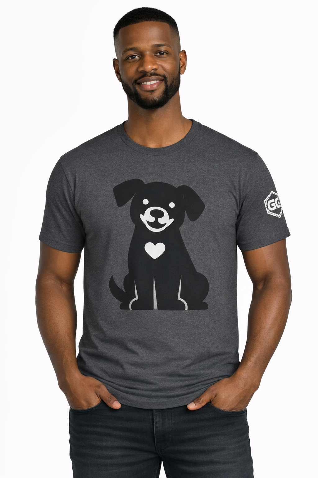 model:6:m | Hund umarmt Herz – Unisex T-Shirt – Modelfoto in Dunkelmeliert – Mann