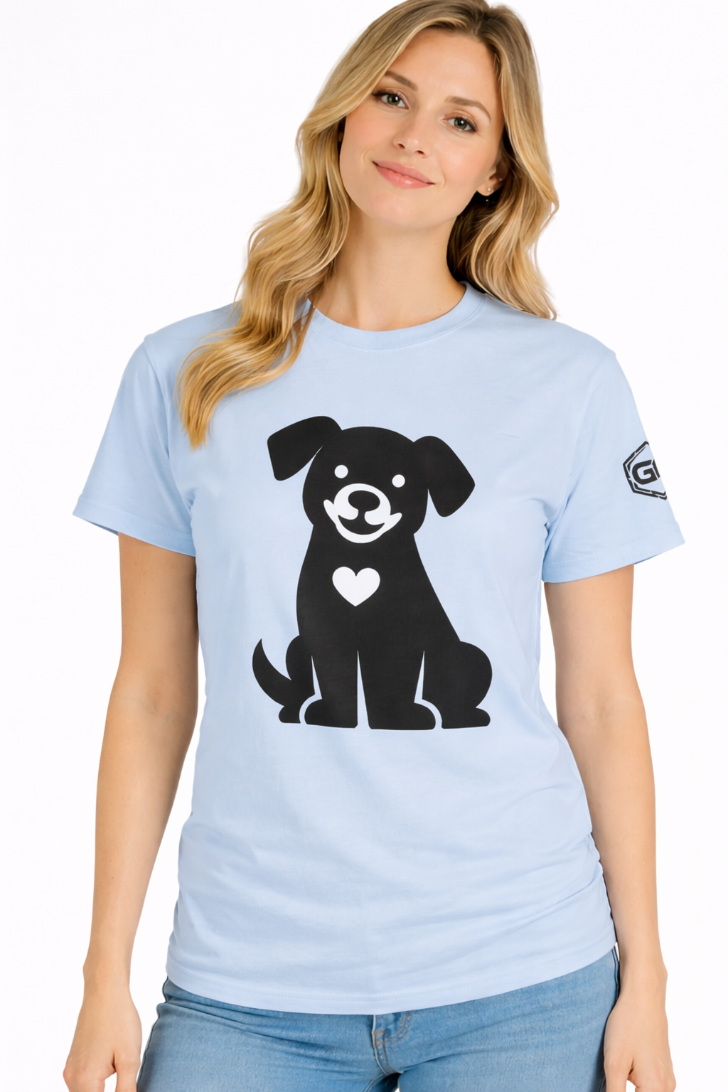 model:7:f | Hund umarmt Herz – Unisex T-Shirt – Modelfoto in Hellblau – Frau