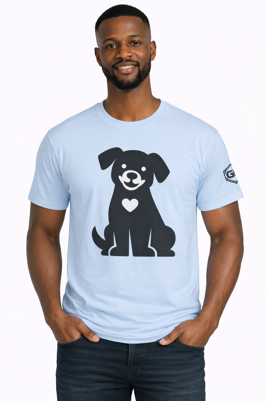 model:7:m | Hund umarmt Herz – Unisex T-Shirt – Modelfoto in Hellblau – Mann