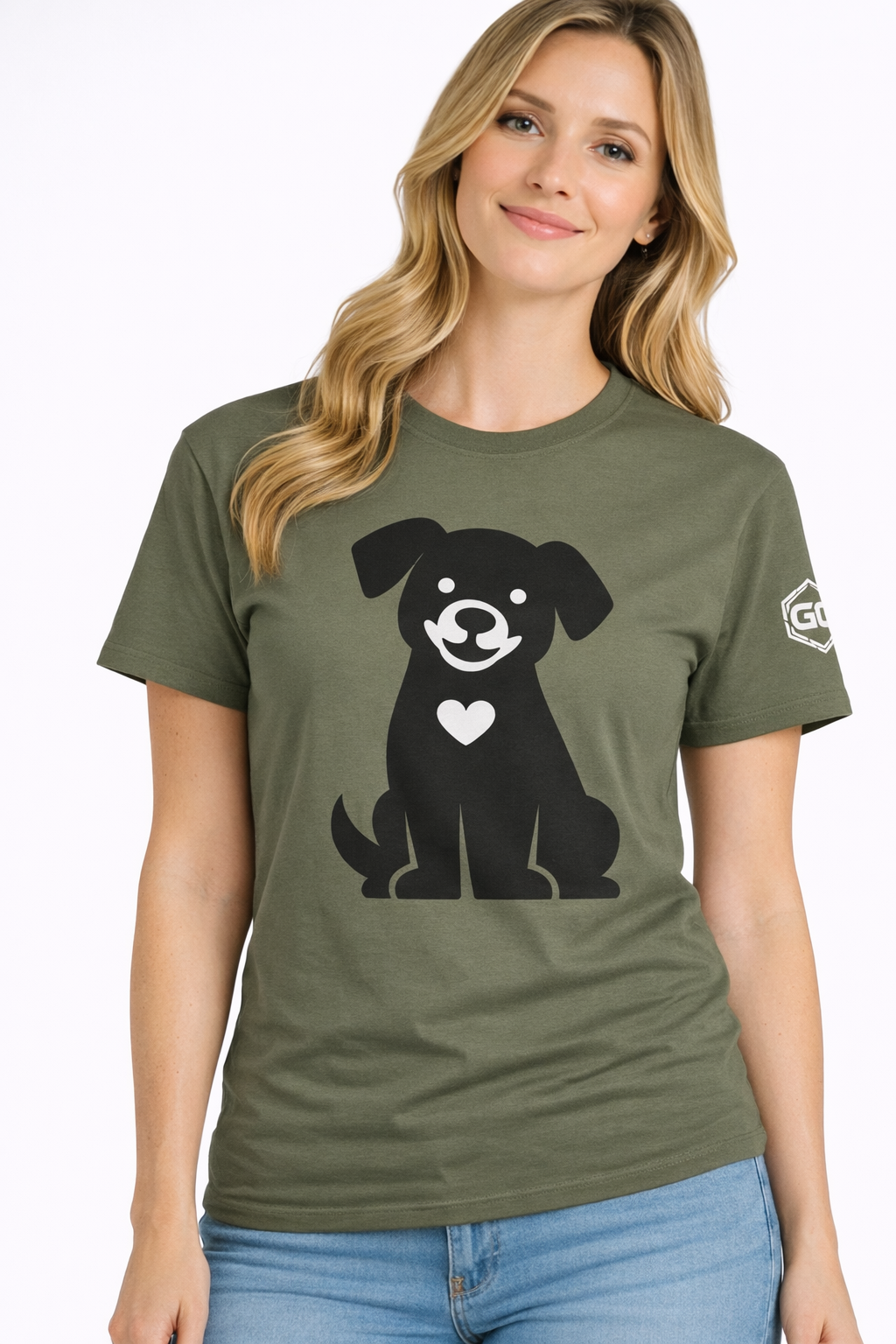 model:5:f | Hund umarmt Herz – Unisex T-Shirt – Modelfoto in Militärgrün – Frau