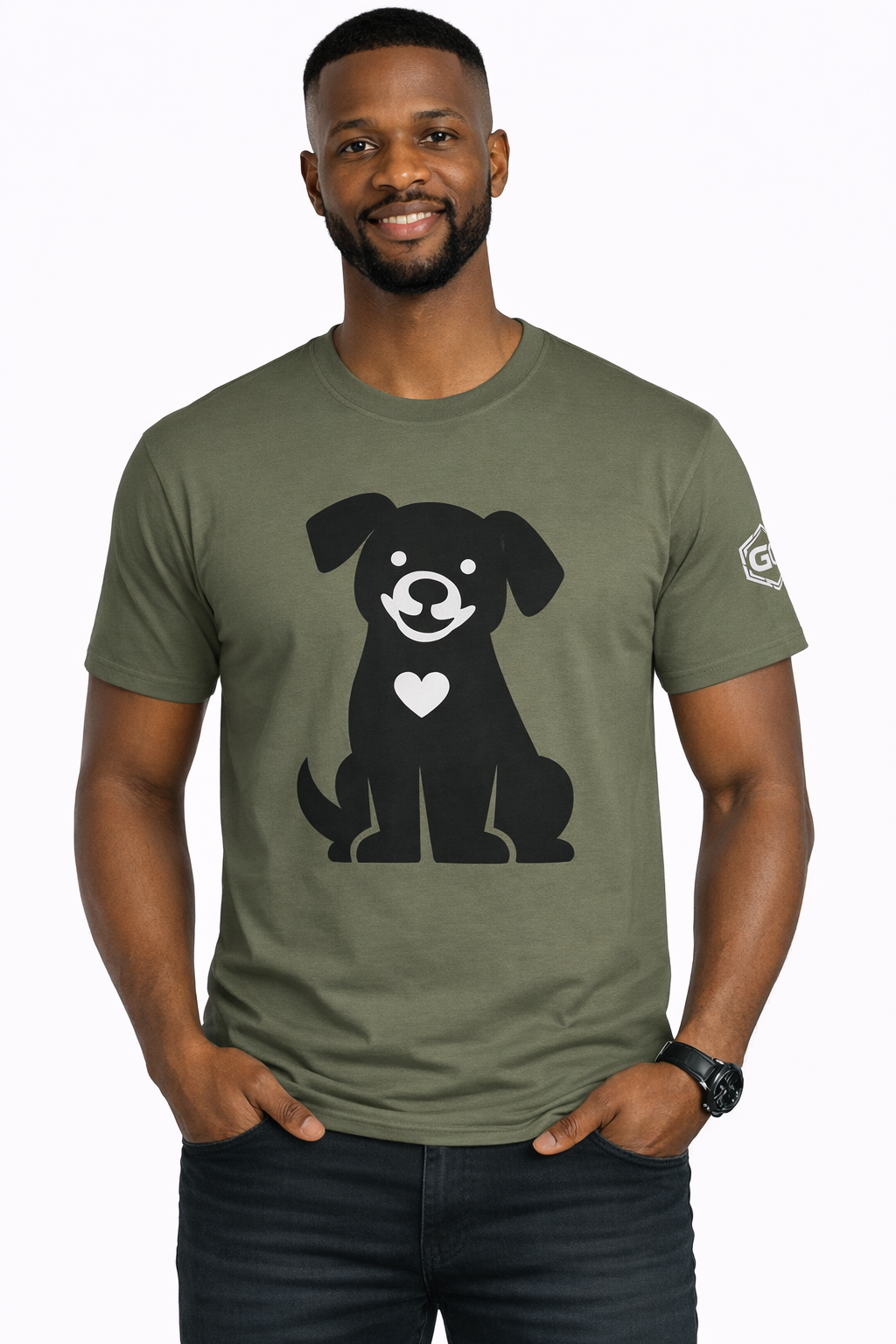 model:5:m | Hund umarmt Herz – Unisex T-Shirt – Modelfoto in Militärgrün – Mann