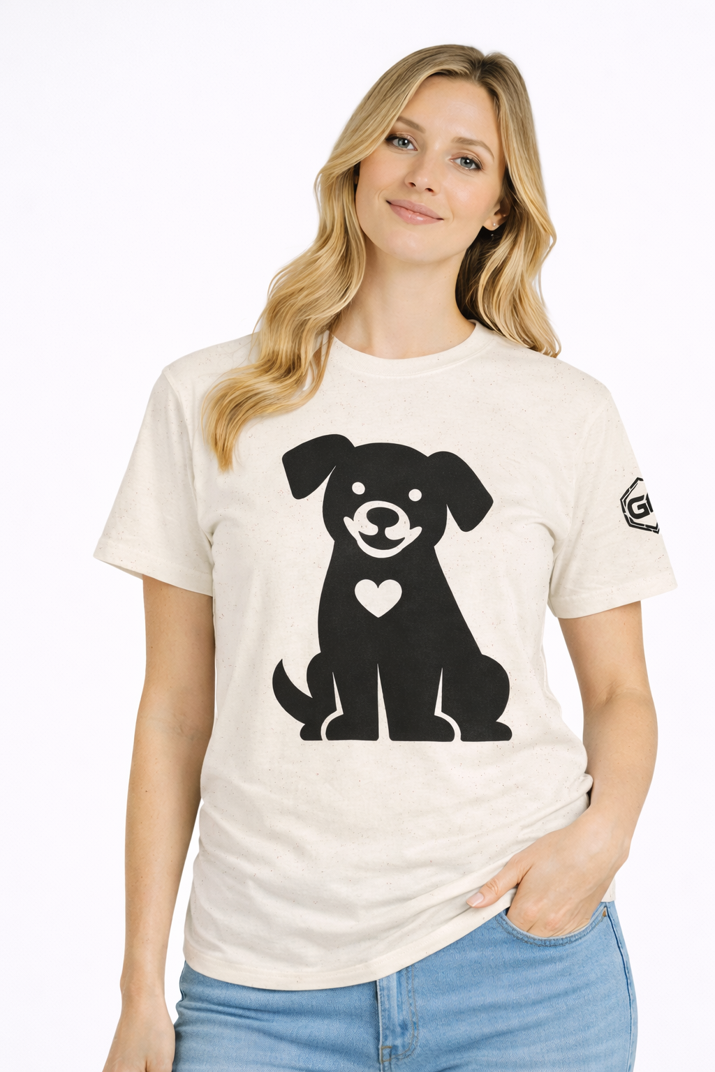 model:4:f | Hund umarmt Herz – Unisex T-Shirt – Modelfoto in Natur – Frau