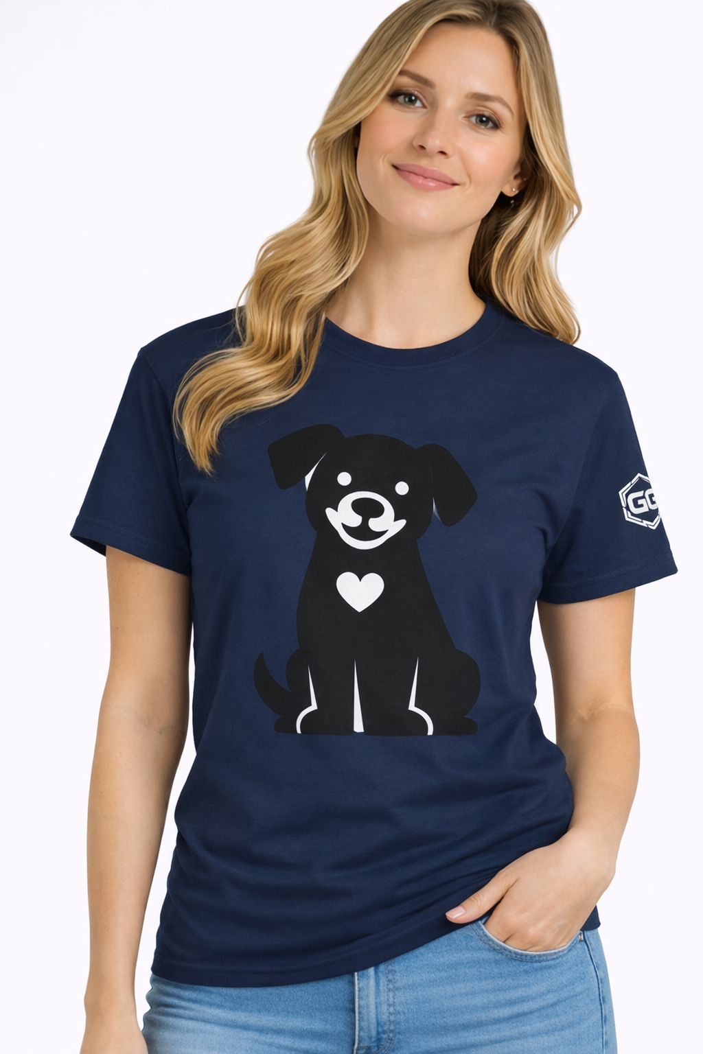 model:9:f | Hund umarmt Herz – Unisex T-Shirt – Modelfoto in Navy – Frau