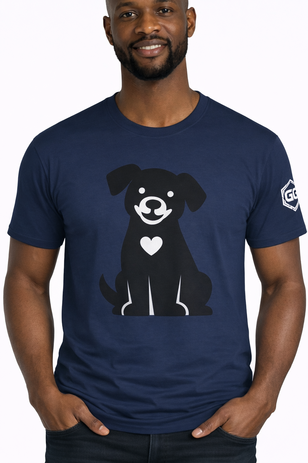 model:9:m | Hund umarmt Herz – Unisex T-Shirt – Modelfoto in Navy – Mann