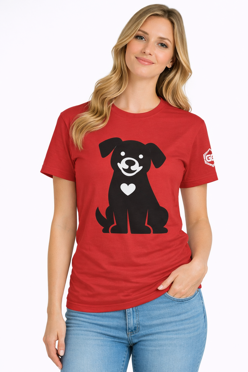 model:10:f | Hund umarmt Herz – Unisex T-Shirt – Modelfoto in Rot – Frau
